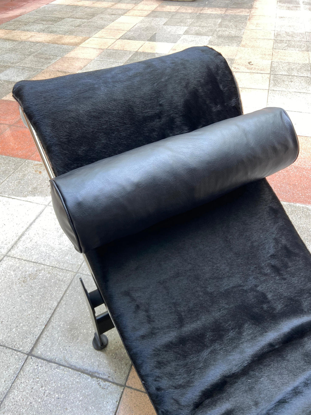 https://a.1stdibscdn.com/le-corbusier-lounge-armchair-lc4-cassina-edition-black-pony-for-sale-picture-2/f_29273/f_311155521667405697930/Image_2_master.jpeg