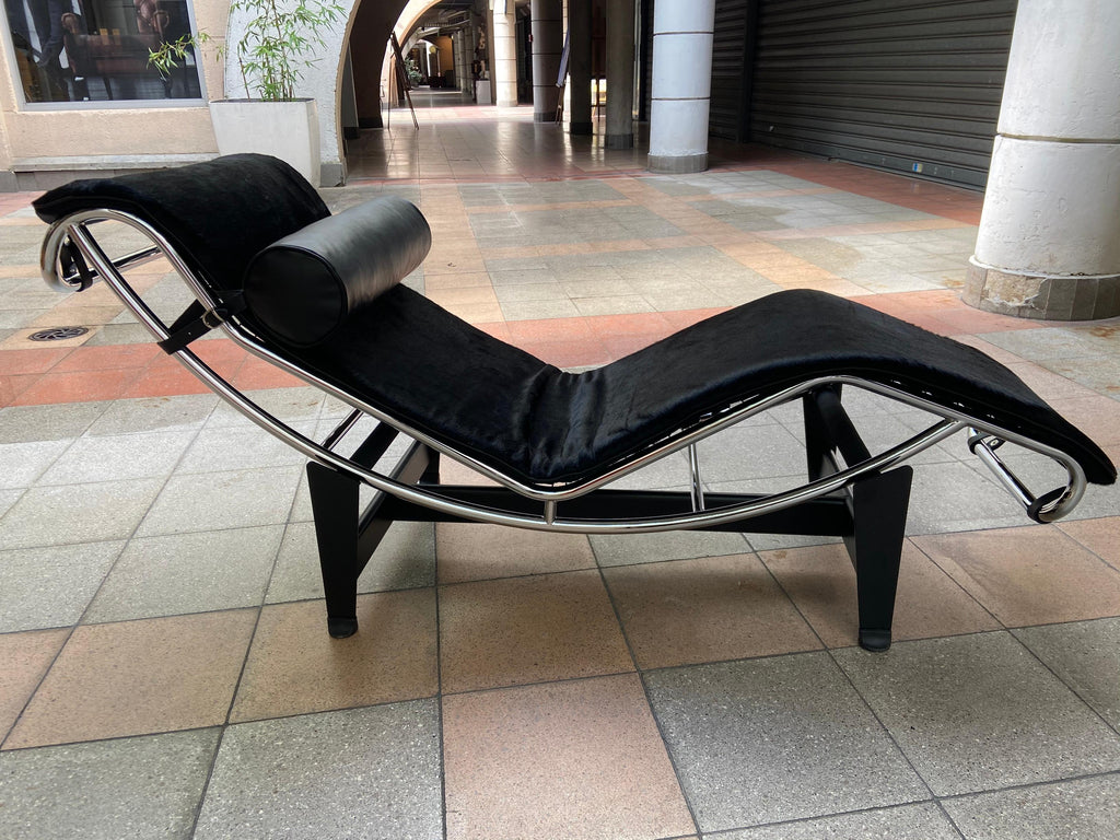 https://a.1stdibscdn.com/le-corbusier-lounge-armchair-lc4-cassina-edition-black-pony-for-sale-picture-3/f_29273/f_311155521667405698601/Image_3_master.jpeg