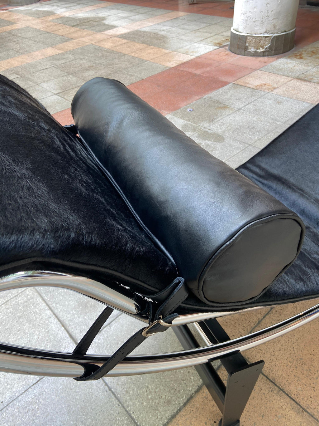https://a.1stdibscdn.com/le-corbusier-lounge-armchair-lc4-cassina-edition-black-pony-for-sale-picture-4/f_29273/f_311155521667405699038/Image_4_master.jpeg