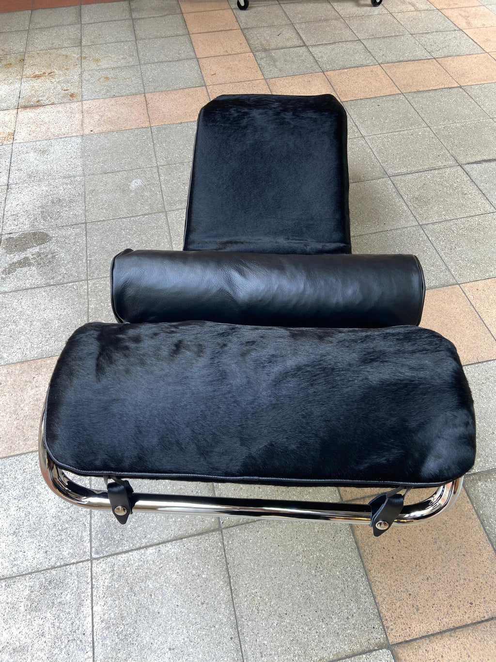 https://a.1stdibscdn.com/le-corbusier-lounge-armchair-lc4-cassina-edition-black-pony-for-sale-picture-6/f_29273/f_311155521667405700491/Image_6_master.jpeg