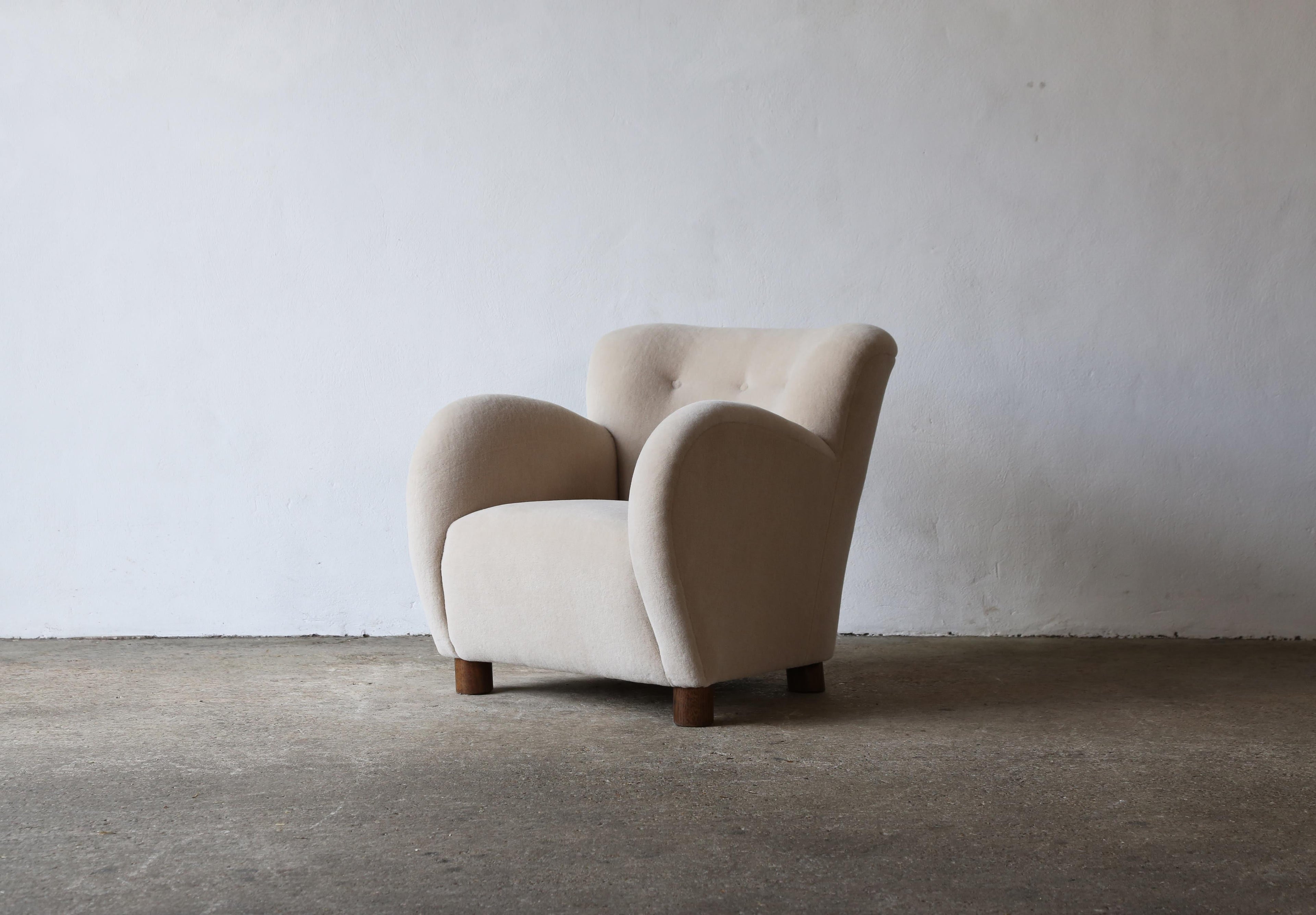 https://a.1stdibscdn.com/round-arm-lounge-chair-newly-upholstered-in-pure-alpaca-for-sale-picture-2/f_22593/f_371168021700133233151/Ivory_Lassen_Style_Armchairs_8_23_3_master.jpg