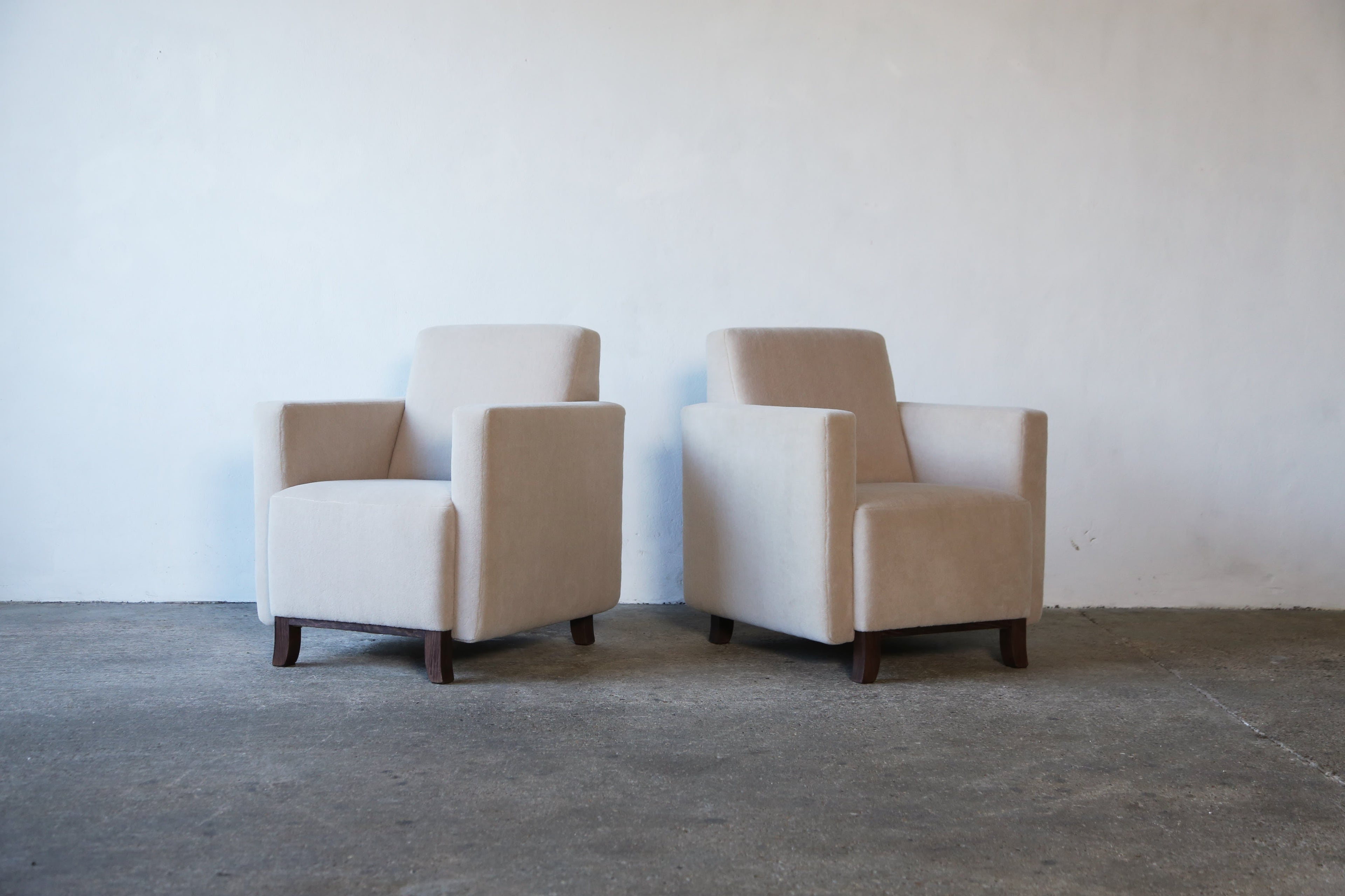https://a.1stdibscdn.com/pair-of-square-armed-club-lounge-chairs-upholstered-in-pure-alpaca-for-sale-picture-3/f_22593/f_378806021704913551503/Ivory_Tall_Square_Pair_M_1_23_4_org.jpg