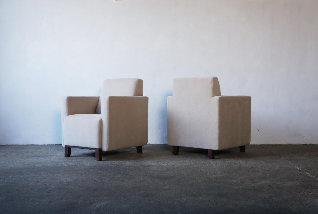 https://a.1stdibscdn.com/pair-of-square-armed-club-lounge-chairs-upholstered-in-pure-alpaca-for-sale-picture-5/f_22593/f_378806021704913617253/Ivory_Tall_Square_Pair_M_1_23_5_master.jpg