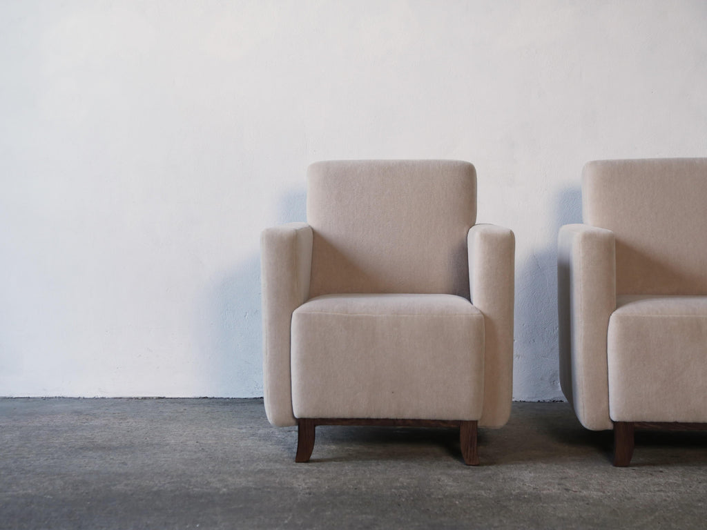 https://a.1stdibscdn.com/pair-of-square-armed-club-lounge-chairs-upholstered-in-pure-alpaca-for-sale-picture-9/f_22593/f_378806021704913630293/Ivory_Tall_Square_Pair_M_1_23_9_master.jpg