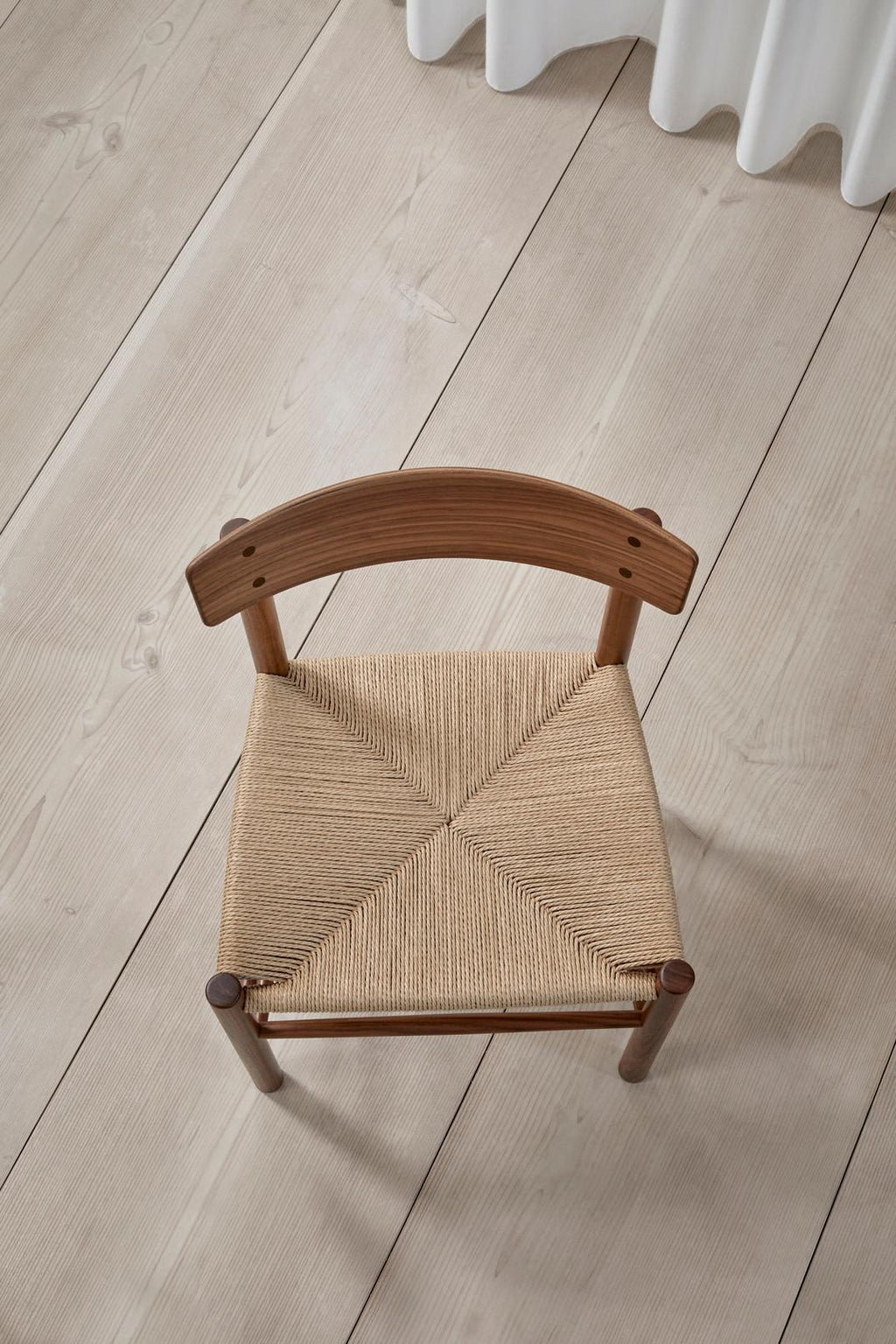 https://a.1stdibscdn.com/brge-mogensen-pair-of-j39-mogensen-chairs-natural-paper-cord-oiled-walnut-for-sale-picture-9/f_51432/f_456944121751462526337/J39Chair3239_test_master.jpg