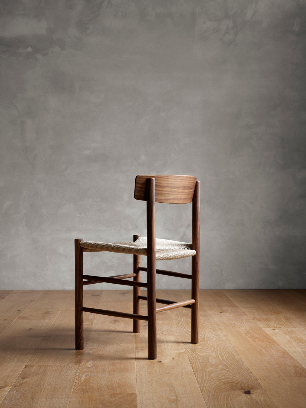 https://a.1stdibscdn.com/brge-mogensen-pair-of-j39-mogensen-chairs-natural-paper-cord-oiled-walnut-for-sale-picture-10/f_51432/f_456944121751462605626/J39Chair3239_walnut_1_master.jpg