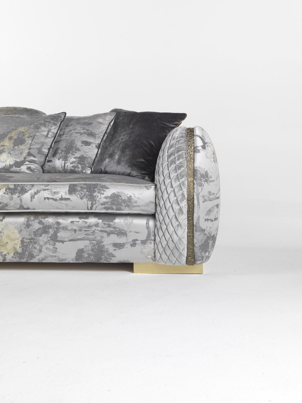 https://a.1stdibscdn.com/jumbo-collection-arke-3-seater-sofa-in-wood-and-fabric-for-sale-picture-6/12330573/f_190660321589435644671/JC_ARKE_sofa_10_master.jpg