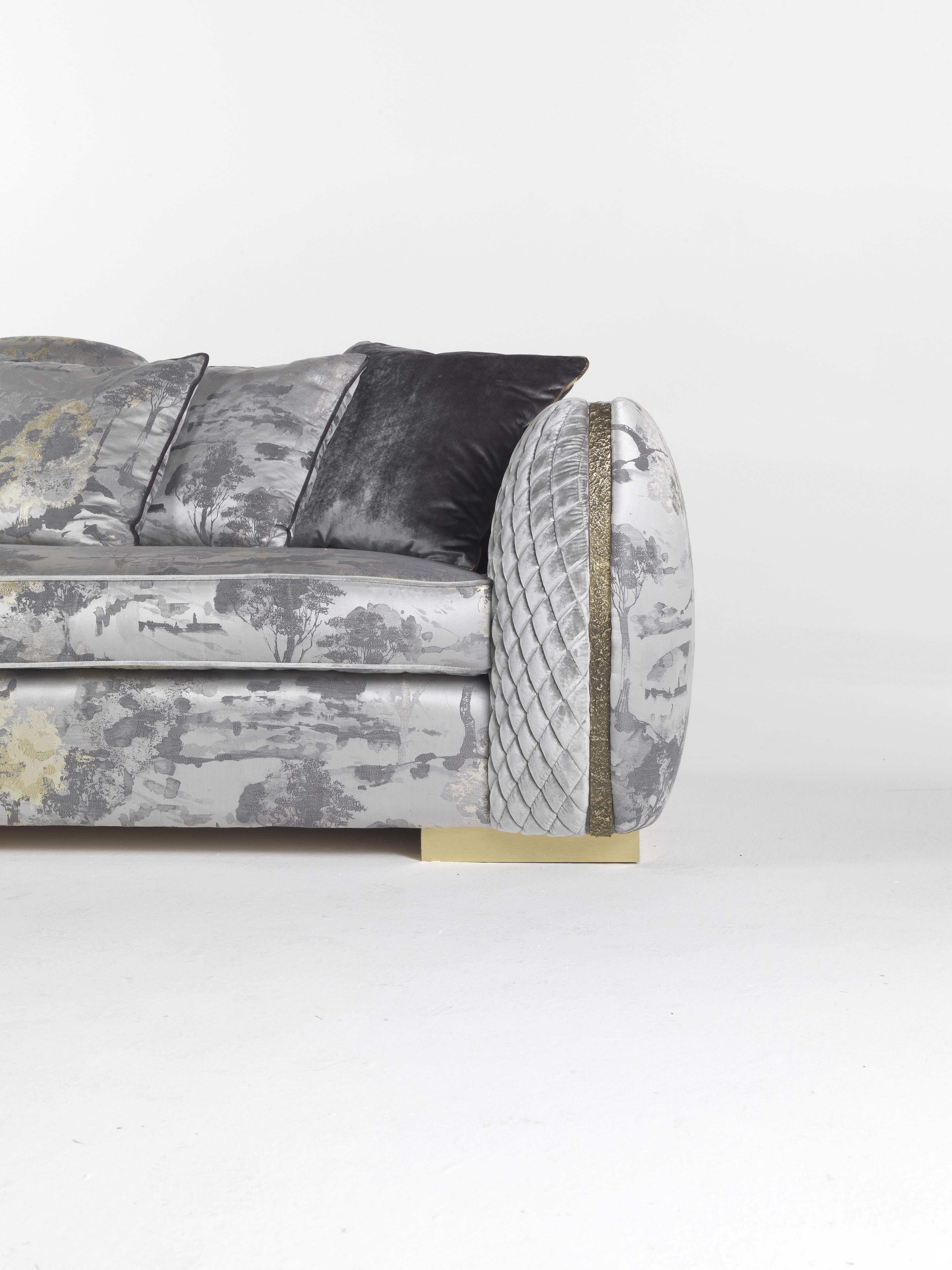 https://a.1stdibscdn.com/jumbo-collection-arke-3-seater-sofa-in-wood-and-fabric-for-sale-picture-6/12330573/f_190660321589435644671/JC_ARKE_sofa_10_master.jpg