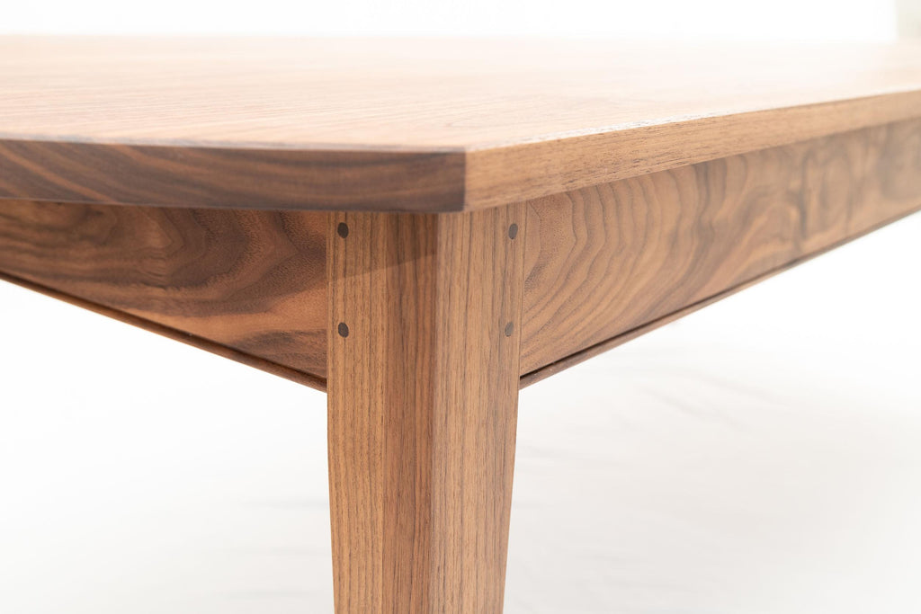 https://a.1stdibscdn.com/adair-table-refined-english-rustic-dining-table-in-walnut-for-sale-picture-4/f_53722/f_274421421645198429742/JFD03774_master.jpg