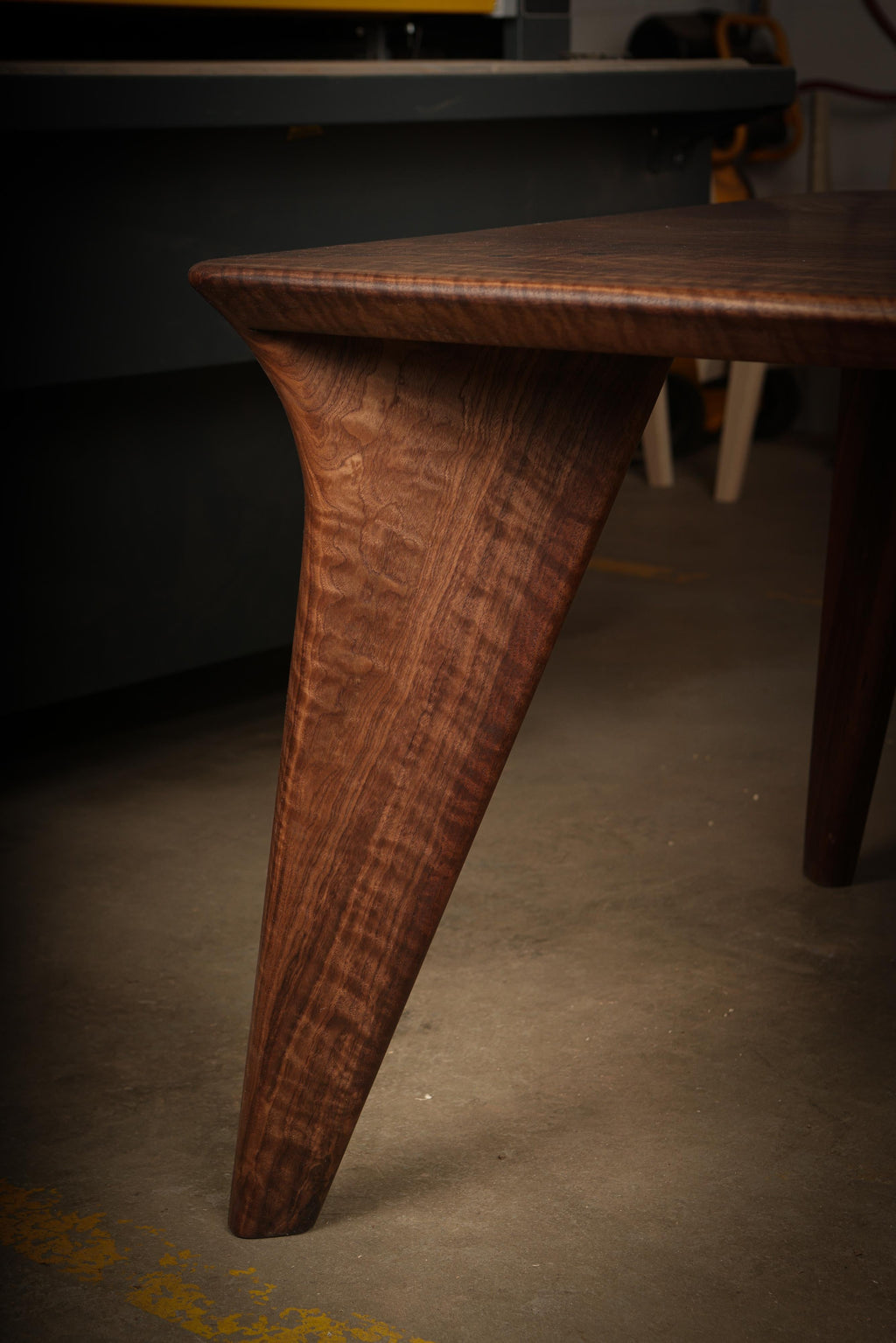 https://a.1stdibscdn.com/voeg-dining-table-figured-black-walnut-ready-to-ship-for-sale-picture-5/f_51472/f_270383321642974707476/JJ8A1784_master.jpg