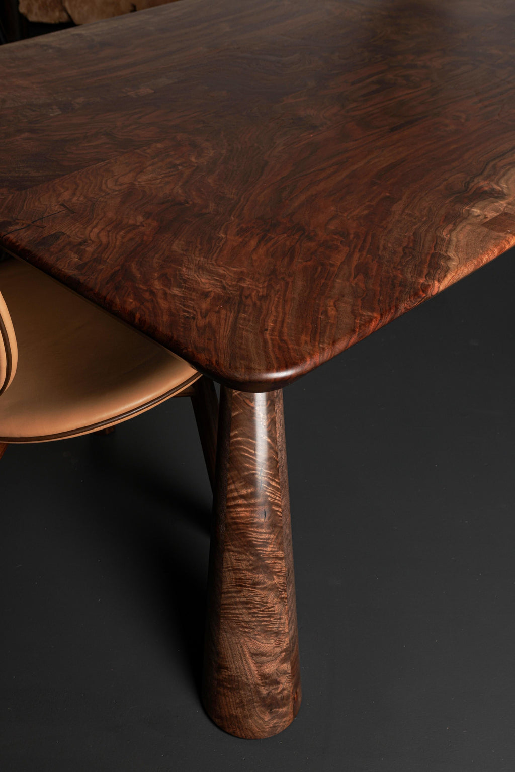 https://a.1stdibscdn.com/claro-walnut-bookmatched-fijn-dining-table-in-stock-for-sale-picture-3/f_51472/f_274761621645479780866/JJ8A3914_2_master.jpg