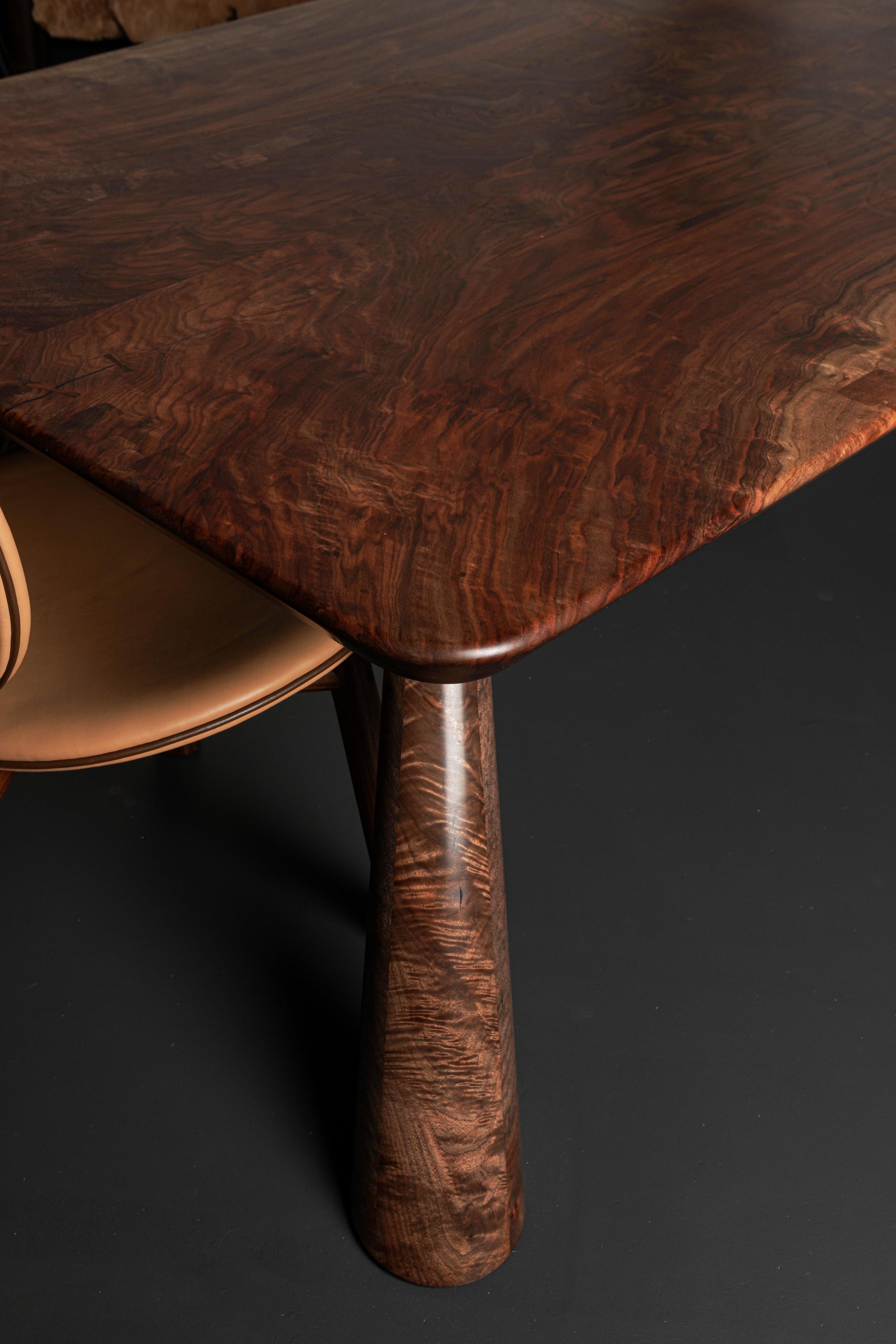 https://a.1stdibscdn.com/claro-walnut-bookmatched-fijn-dining-table-in-stock-for-sale-picture-3/f_51472/f_274761621645479780866/JJ8A3914_2_master.jpg