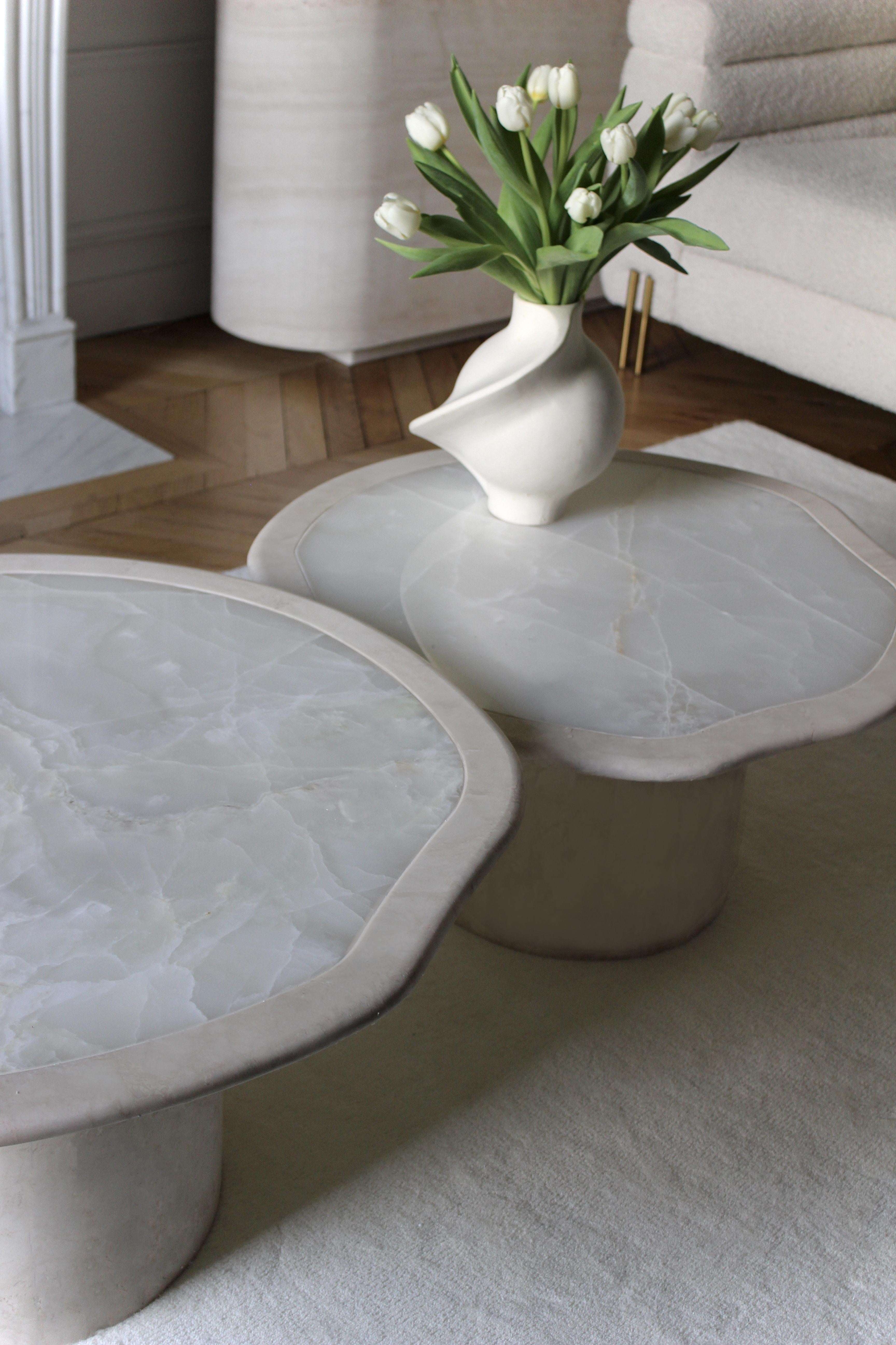 https://a.1stdibscdn.com/joan-duo-travertine-and-white-onyx-coffee-tables-for-sale-picture-5/f_103802/f_444352121744921889481/JOAN_TRAVERTINO_WHITE_ONYX_TABLE_MARBERA_1_master.jpg