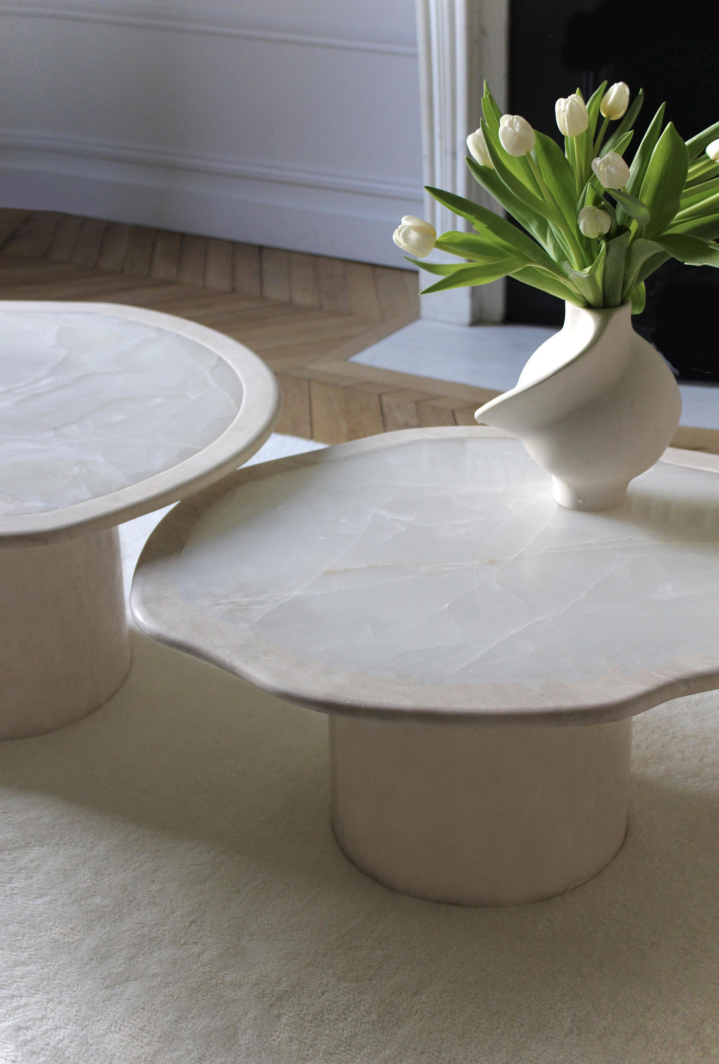 https://a.1stdibscdn.com/joan-duo-travertine-and-white-onyx-coffee-tables-for-sale-picture-4/f_103802/f_444352121744921889738/JOAN_TRAVERTINO_WHITE_ONYX_TABLE_MARBERA_2_master.jpg