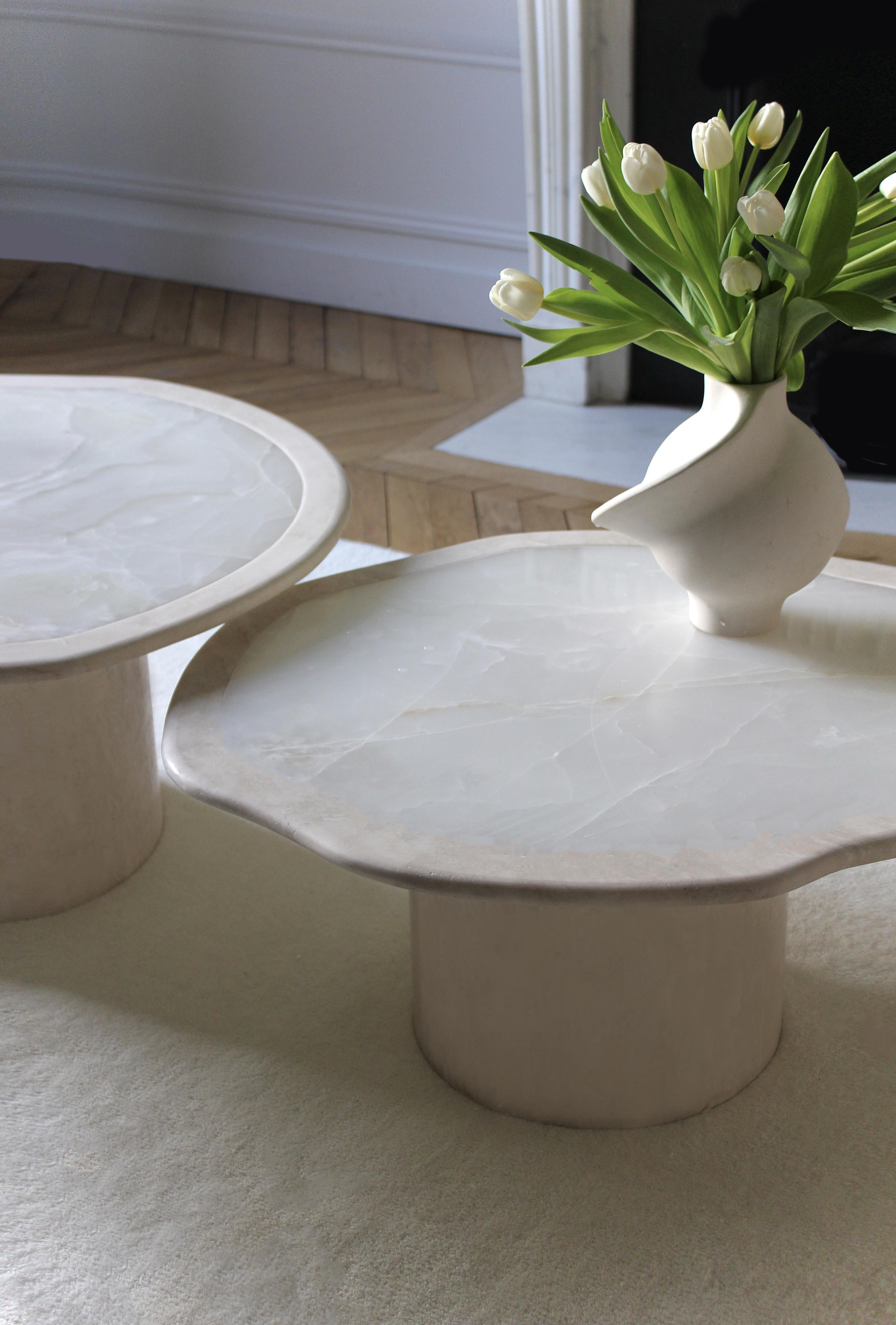 https://a.1stdibscdn.com/joan-duo-travertine-and-white-onyx-coffee-tables-for-sale-picture-4/f_103802/f_444352121744921889738/JOAN_TRAVERTINO_WHITE_ONYX_TABLE_MARBERA_2_master.jpg