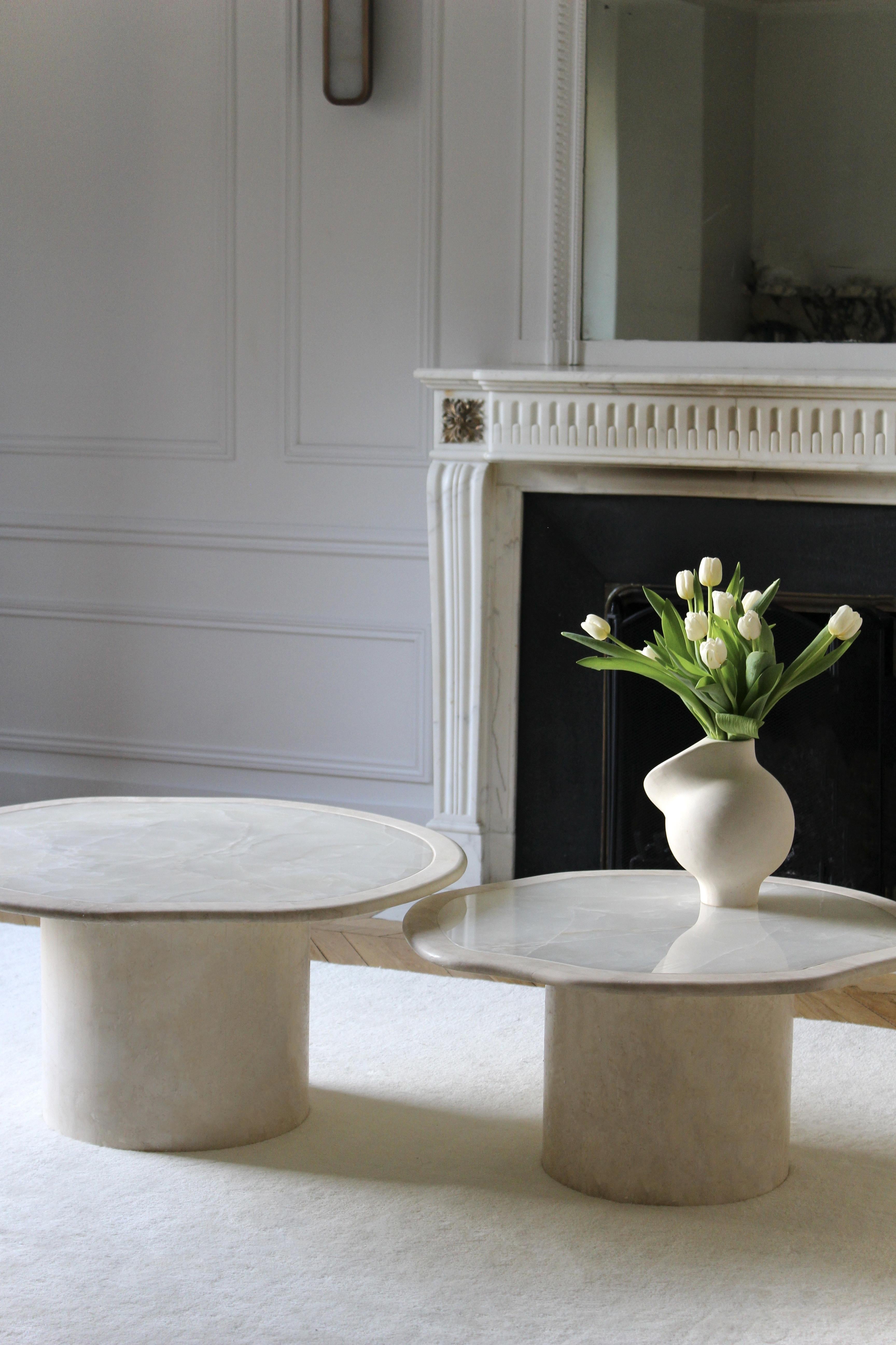 https://a.1stdibscdn.com/joan-duo-travertine-and-white-onyx-coffee-tables-for-sale-picture-3/f_103802/f_444352121744921889599/JOAN_TRAVERTINO_WHITE_ONYX_TABLE_MARBERA_3_master.jpg