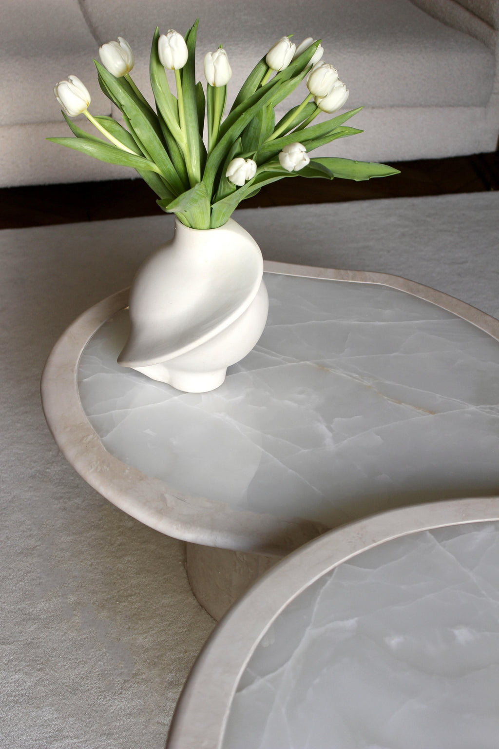 https://a.1stdibscdn.com/joan-duo-travertine-and-white-onyx-coffee-tables-for-sale-picture-2/f_103802/f_444352121744921889463/JOAN_TRAVERTINO_WHITE_ONYX_TABLE_MARBERA_4_master.jpg