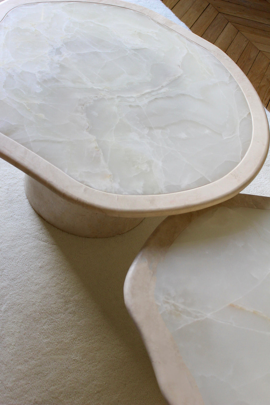 https://a.1stdibscdn.com/joan-duo-travertine-and-white-onyx-coffee-tables-for-sale-picture-6/f_103802/f_444352121744921889937/JOAN_TRAVERTINO_WHITE_ONYX_TABLE_MARBERA_5_master.jpg