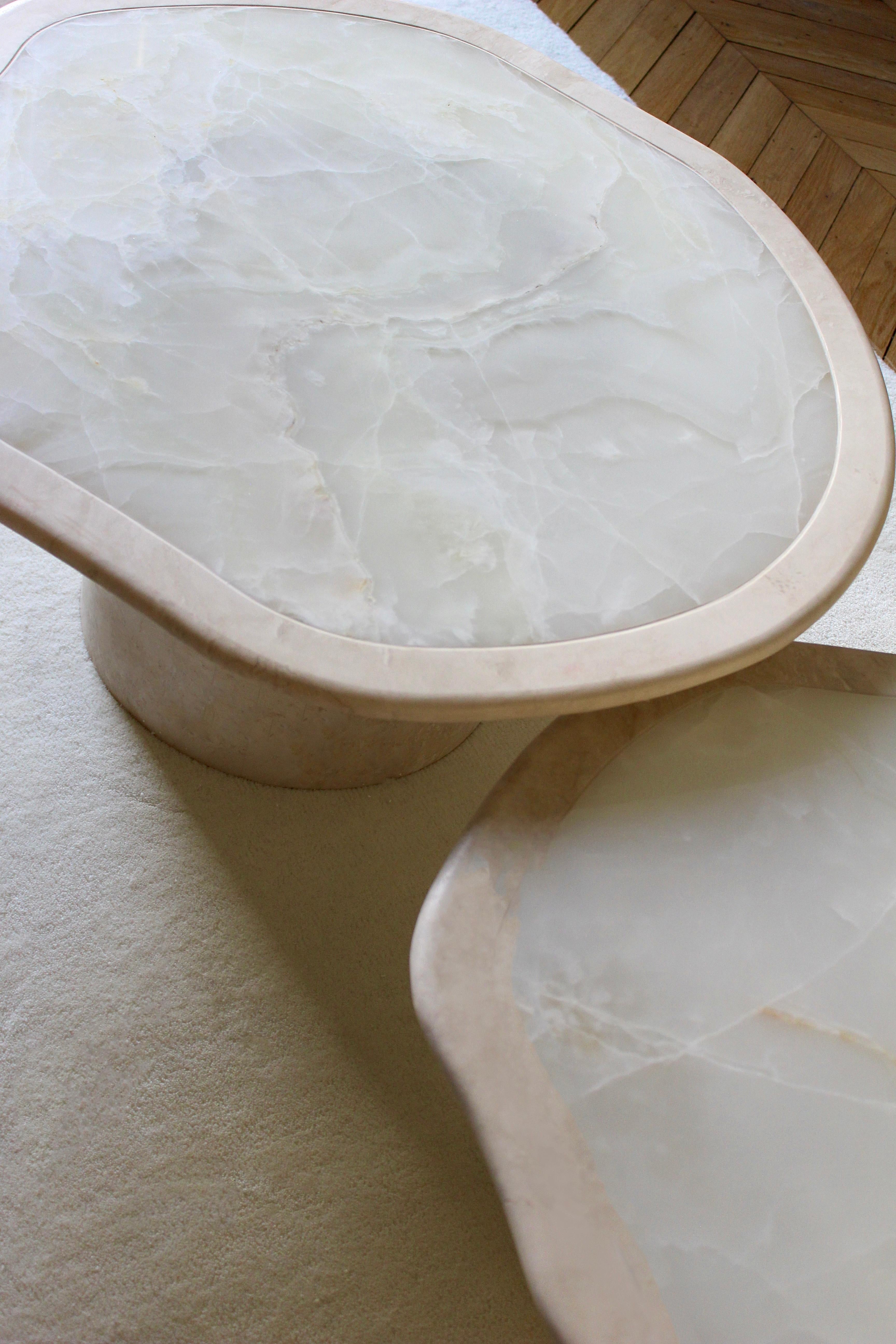 https://a.1stdibscdn.com/joan-duo-travertine-and-white-onyx-coffee-tables-for-sale-picture-6/f_103802/f_444352121744921889937/JOAN_TRAVERTINO_WHITE_ONYX_TABLE_MARBERA_5_master.jpg