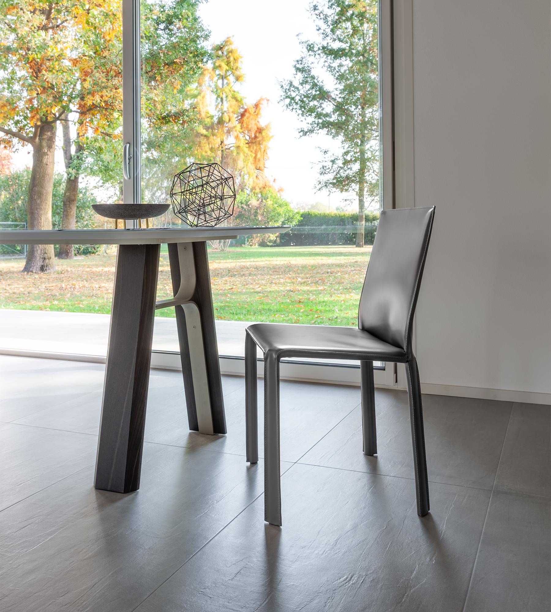 https://a.1stdibscdn.com/jumpsuite-anthracite-leather-chair-by-morica-design-for-sale-picture-2/f_12192/f_449353721746752620712/JUM_CU1_ambiente01_1800x2000_master.jpg