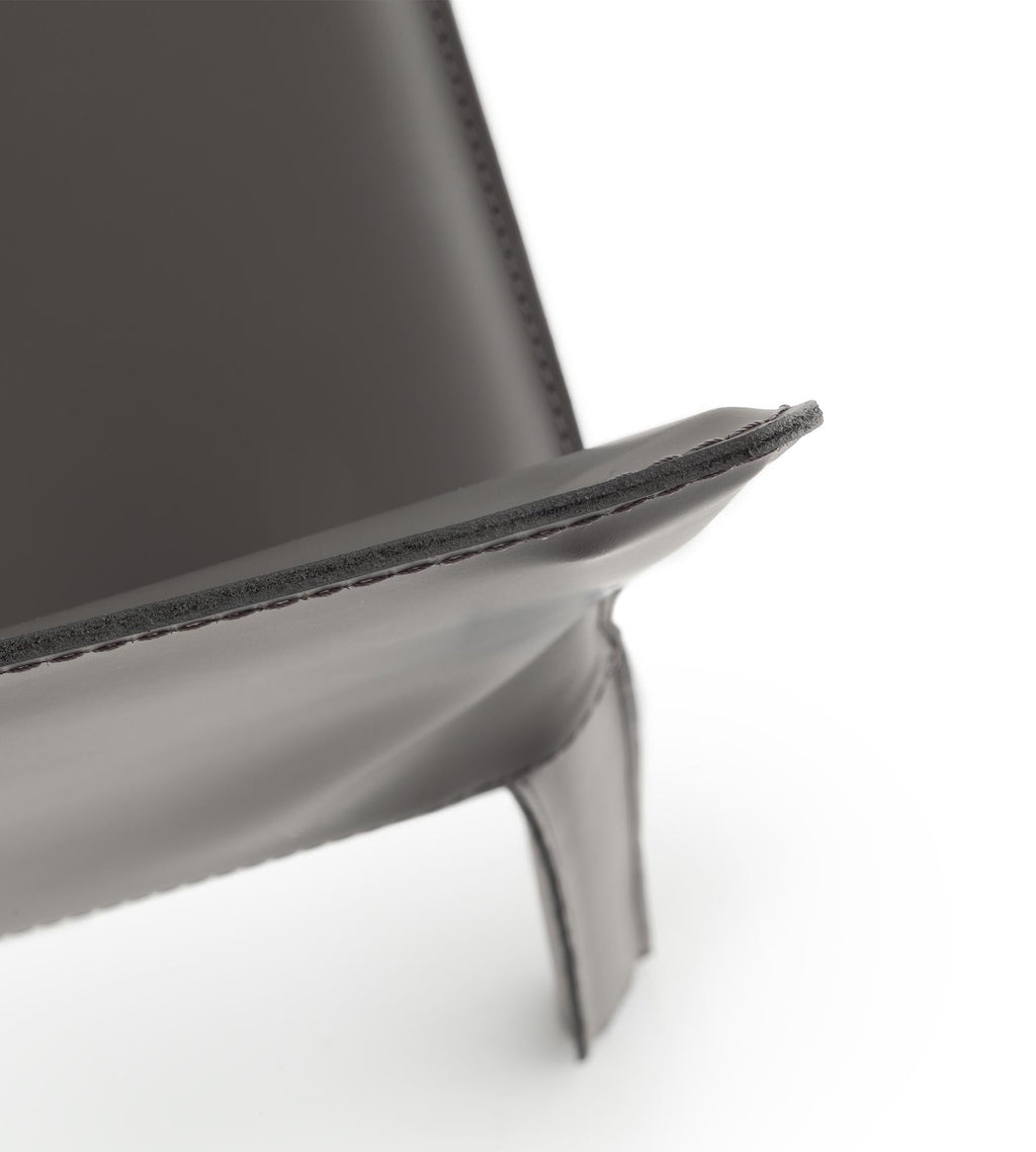 https://a.1stdibscdn.com/jumpsuite-anthracite-leather-chair-by-morica-design-for-sale-picture-5/f_12192/f_449353721746752620328/JUM_CU1_dettaglio03_1800x2000_master.jpg
