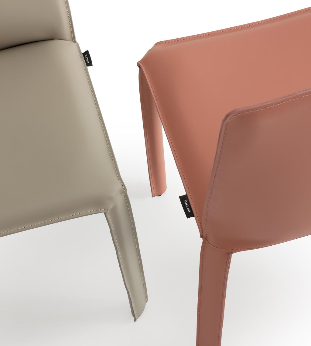 https://a.1stdibscdn.com/jumpsuite-natural-leather-chair-by-morica-design-for-sale-picture-3/f_12192/f_449354421746753249866/JUM_CU2_CU3_dettaglio01_1800x2000_master.jpg