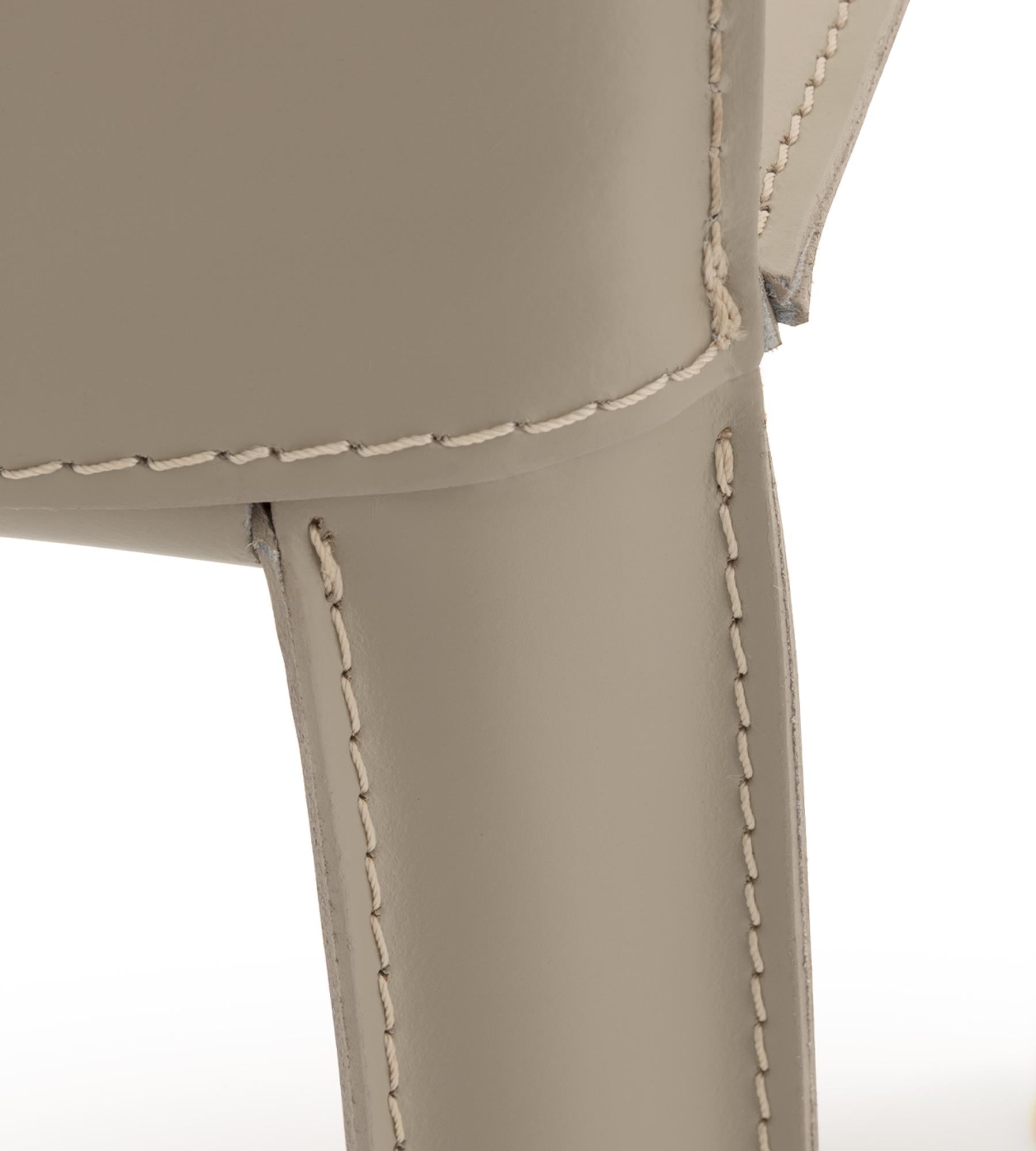 https://a.1stdibscdn.com/jumpsuite-natural-leather-chair-by-morica-design-for-sale-picture-5/f_12192/f_449354421746753249926/JUM_CU3_dettaglio02_1800x2000_master.jpg