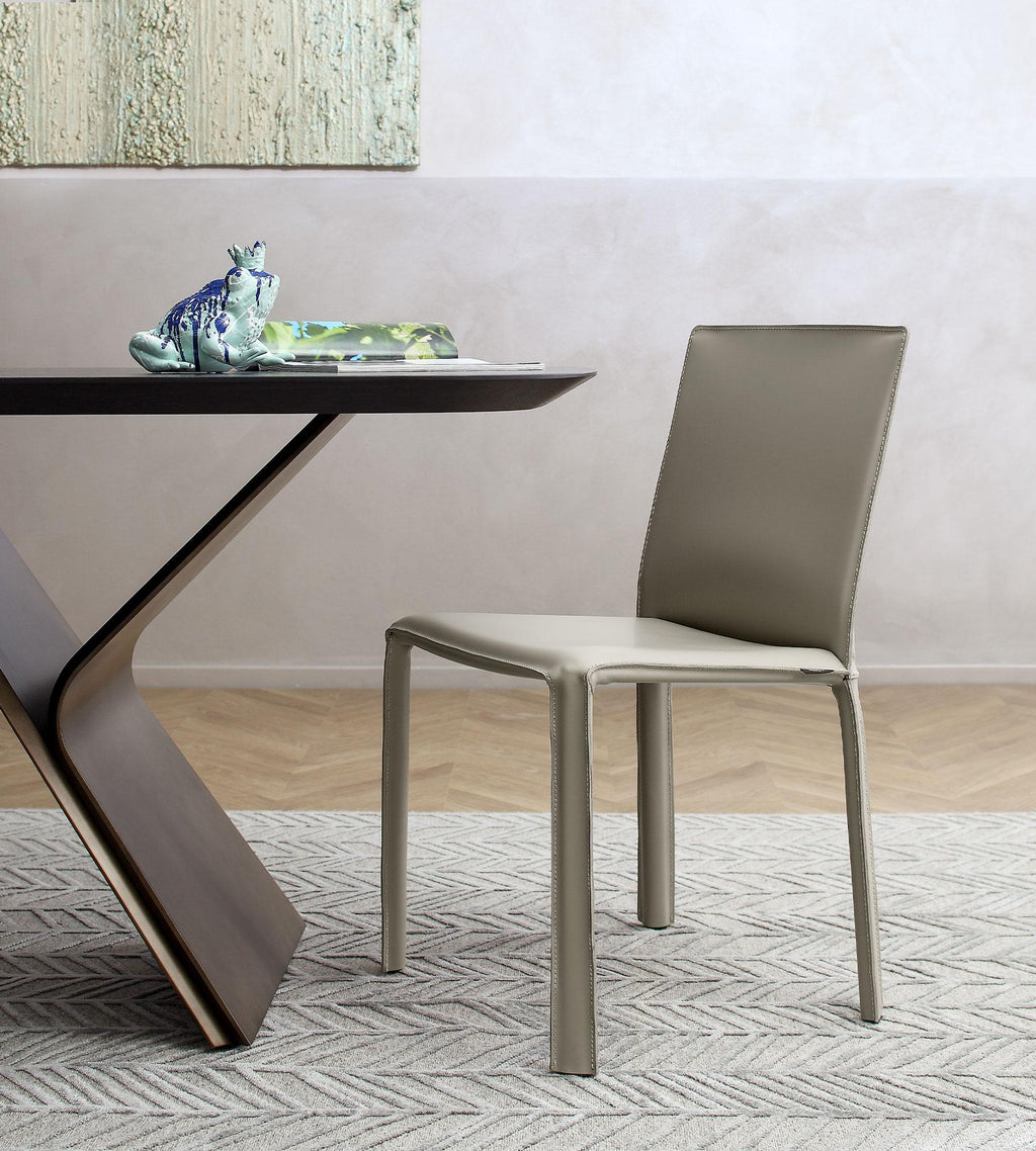 https://a.1stdibscdn.com/jumpsuite-natural-leather-chair-by-morica-design-for-sale-picture-2/f_12192/f_449354421746753249939/JUM_CU3_sambiente01_1800x2000_master.jpg