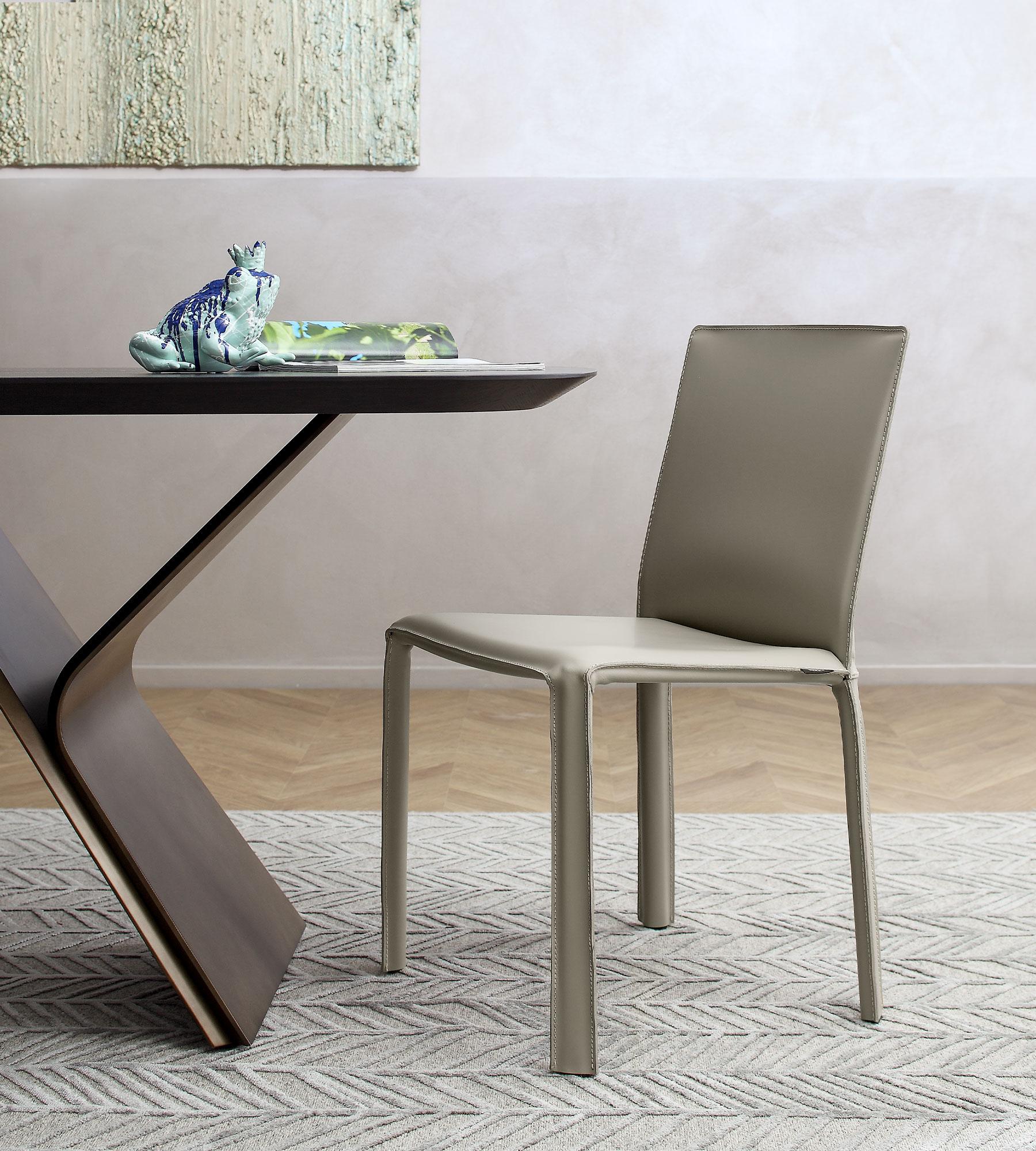 https://a.1stdibscdn.com/jumpsuite-natural-leather-chair-by-morica-design-for-sale-picture-2/f_12192/f_449354421746753249939/JUM_CU3_sambiente01_1800x2000_master.jpg