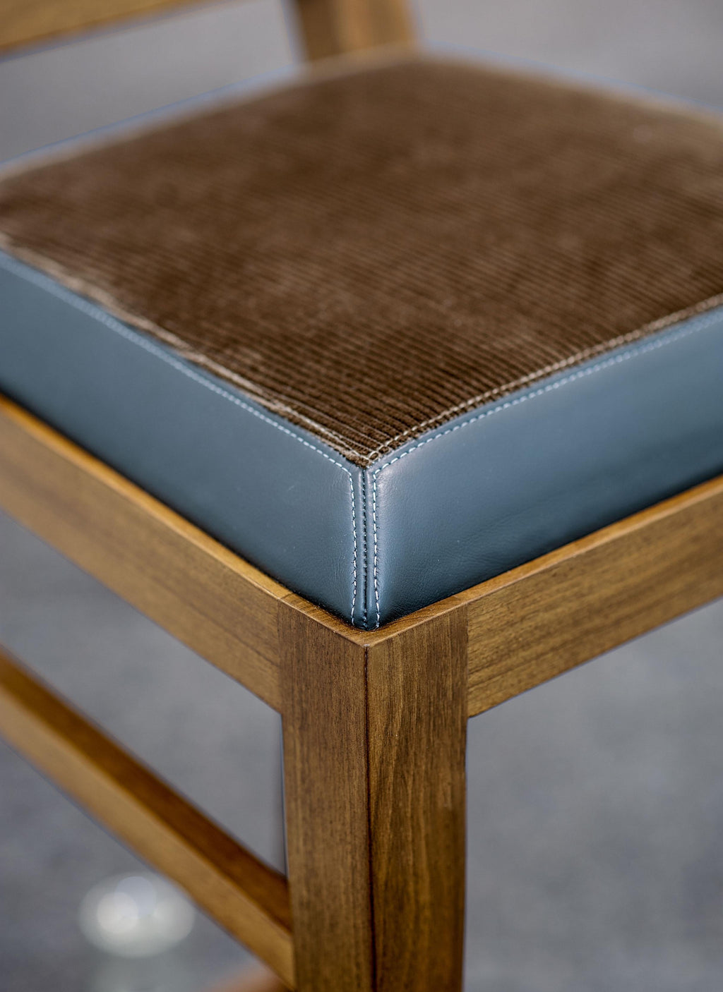 https://a.1stdibscdn.com/1940s-walnut-bar-stool-with-leather-and-fabric-seat-for-sale-picture-5/f_54442/f_251273621630437941324/Jean_Pierre_Barstool_front_detail_master.jpg