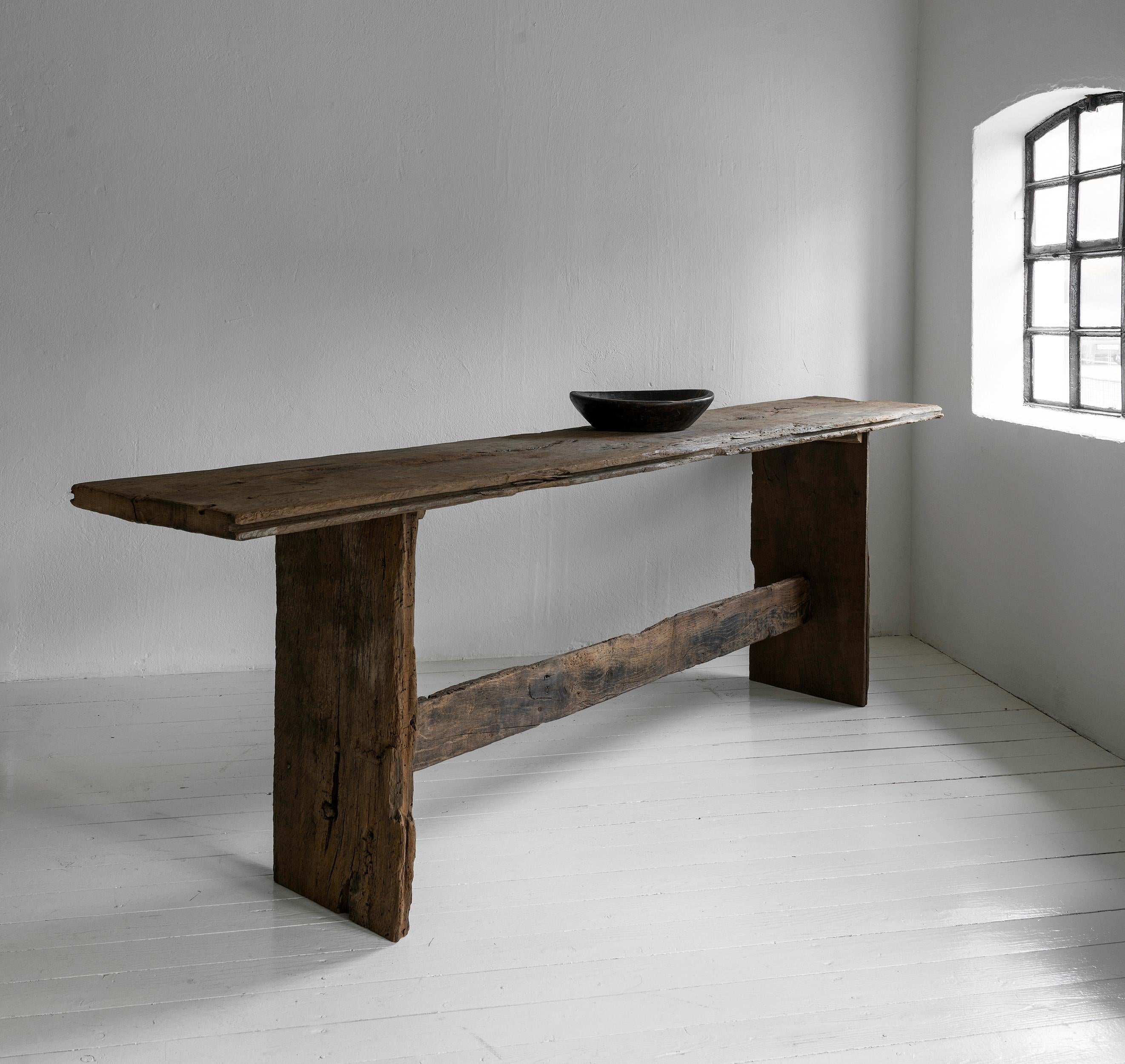 https://a.1stdibscdn.com/exceptional-bespoke-large-rustic-minimal-oak-console-table-for-sale-picture-4/f_25473/f_473577721762182134623/Jestebg_1_Feb2024_072_bearAus2500_master.jpg