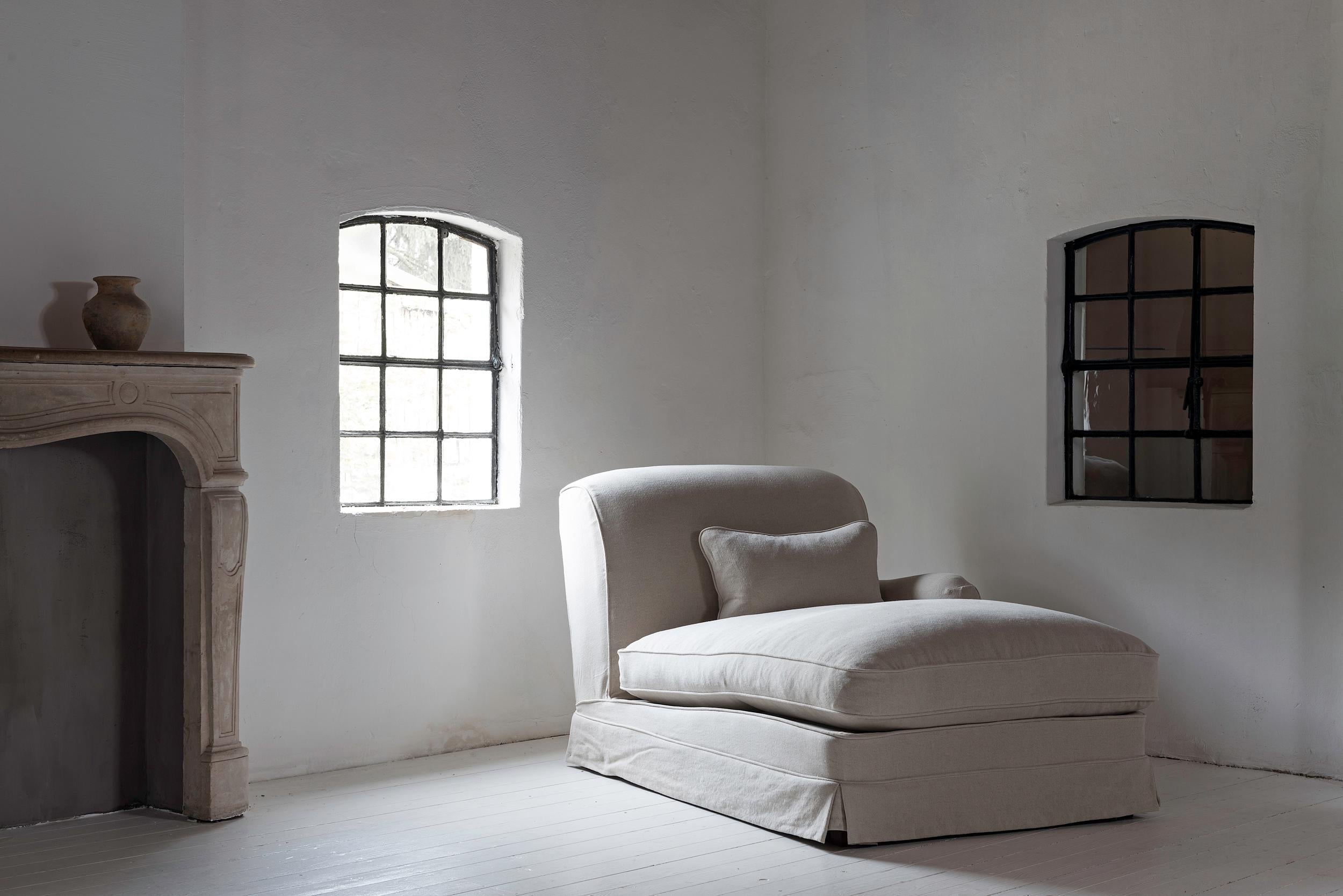 https://a.1stdibscdn.com/bespoke-handmade-belgian-linen-daybed-for-sale-picture-3/f_25473/f_418176721728469034613/Jestebg_9_Aug19_016_bear2500_master.jpg