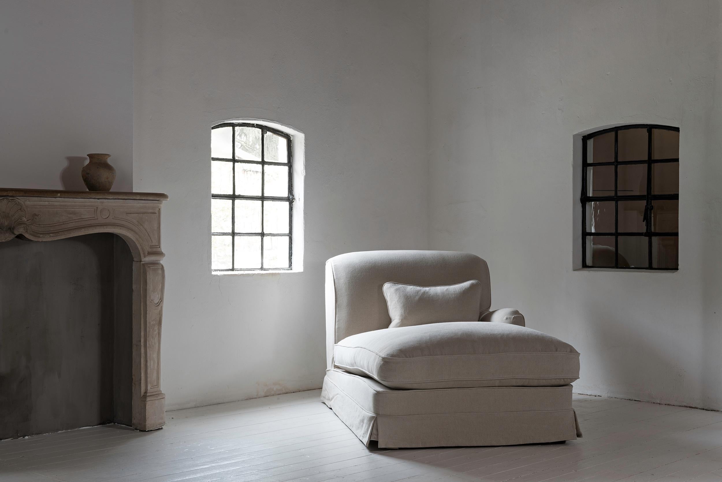 https://a.1stdibscdn.com/bespoke-handmade-belgian-linen-daybed-for-sale-picture-4/f_25473/f_418176721728469035116/Jestebg_9_Aug19_017_bear2500_master.jpg