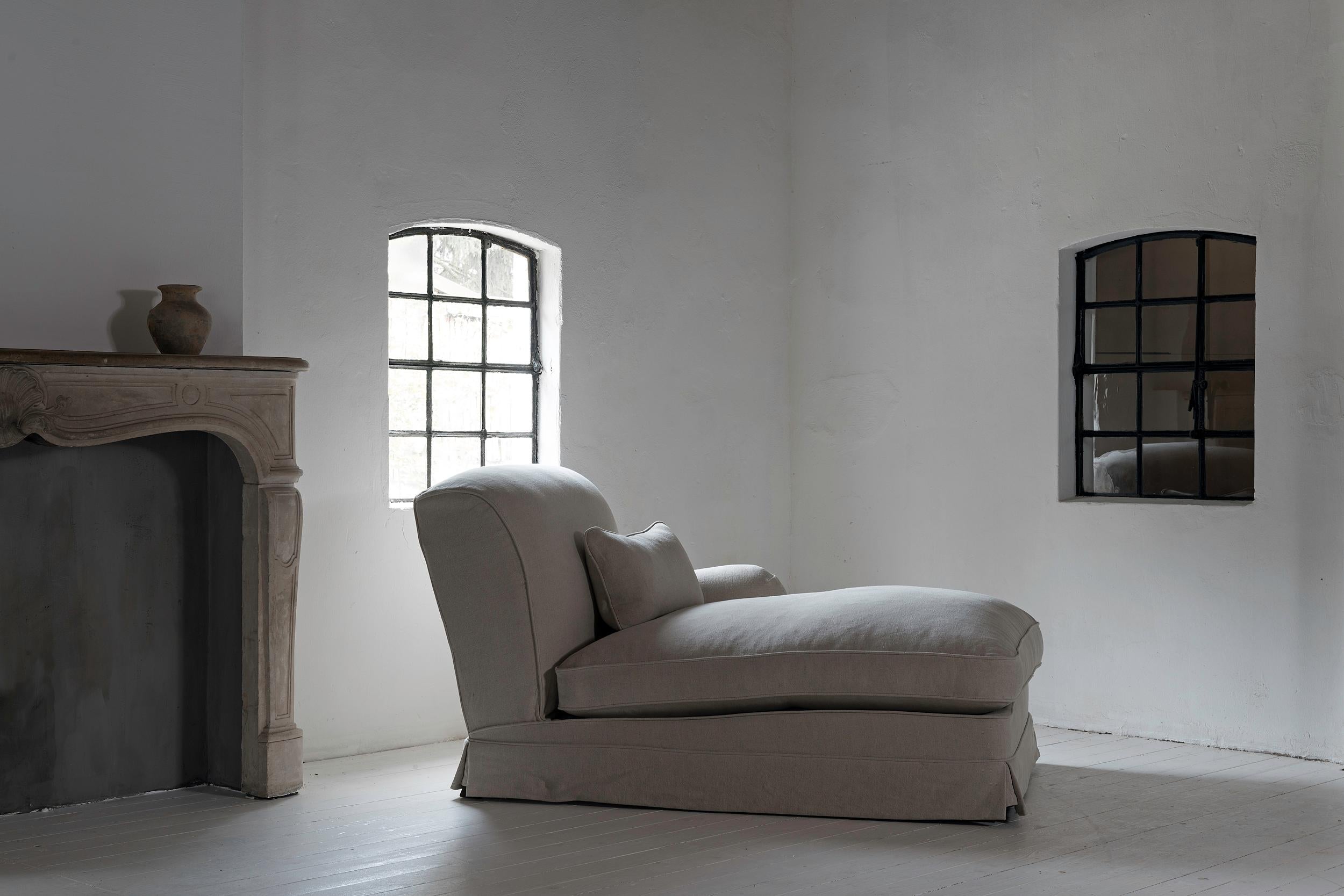 https://a.1stdibscdn.com/bespoke-handmade-belgian-linen-daybed-for-sale-picture-6/f_25473/f_418176721728469037027/Jestebg_9_Aug19_021_bear2500_master.jpg