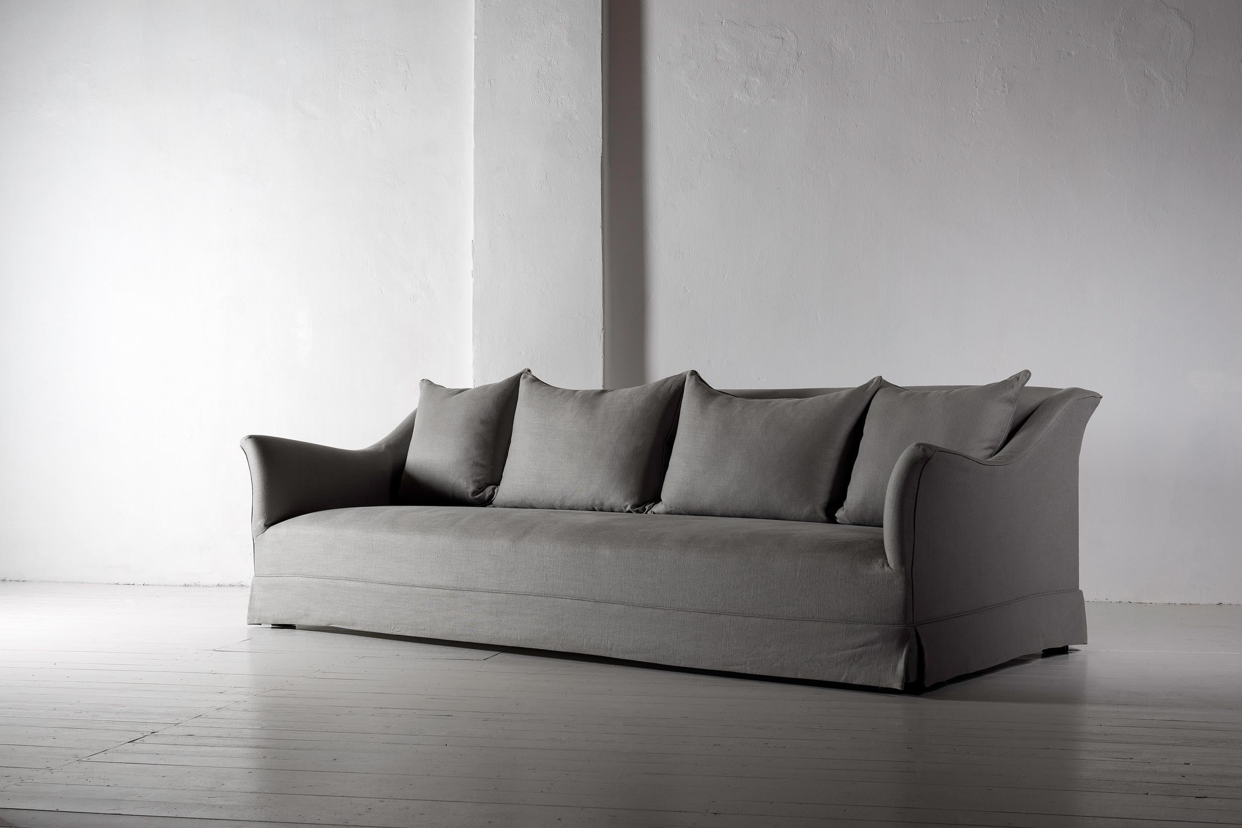 https://a.1stdibscdn.com/bespoke-handmade-belgian-linen-sofa-for-sale-picture-5/f_25473/f_124001811539967906501/Jesteburg_19_Okt18_023_bear2500_master.jpg