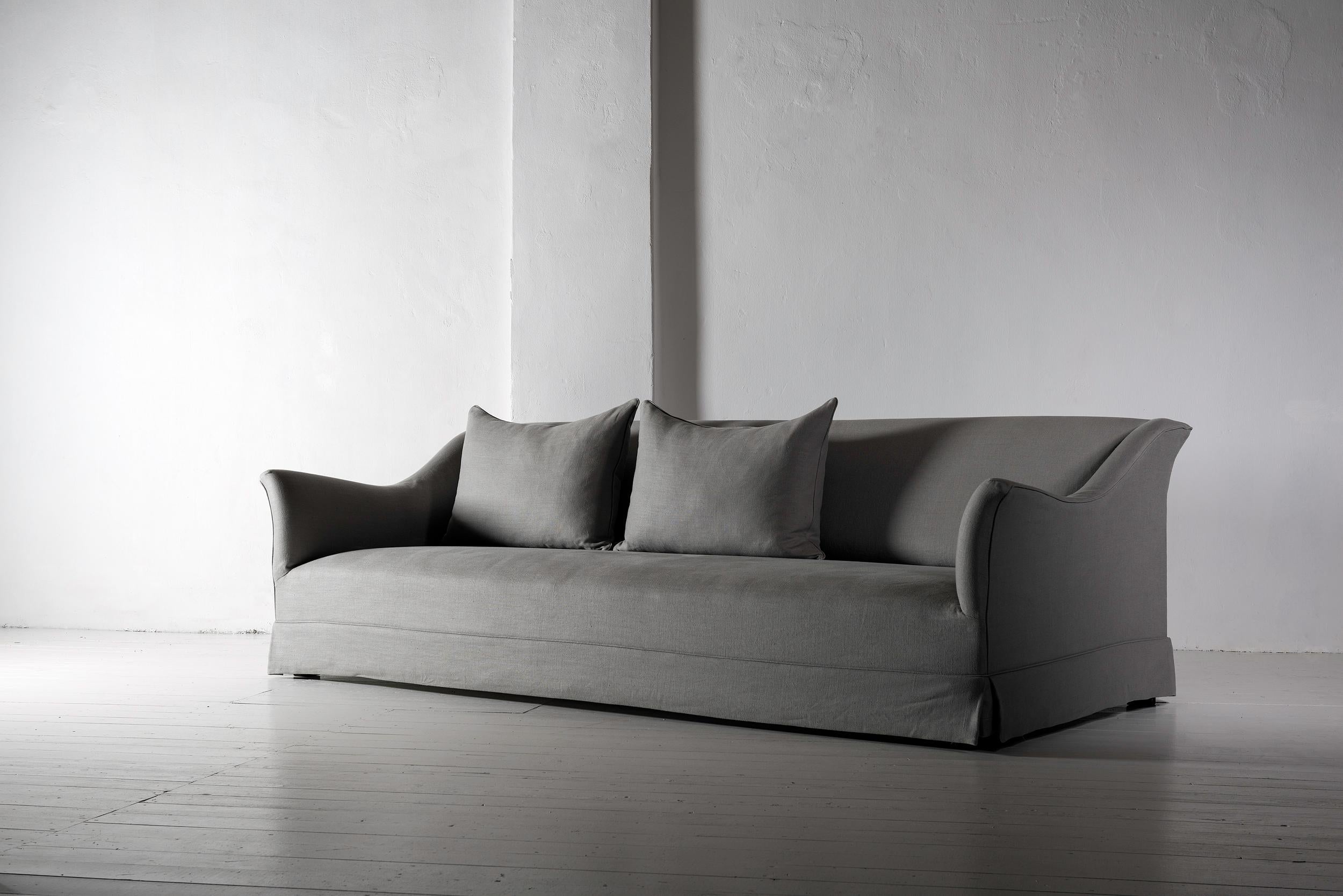 https://a.1stdibscdn.com/bespoke-handmade-belgian-linen-sofa-for-sale-picture-2/f_25473/f_124001811539967877466/Jesteburg_19_Okt18_027_bear2500_master.jpg