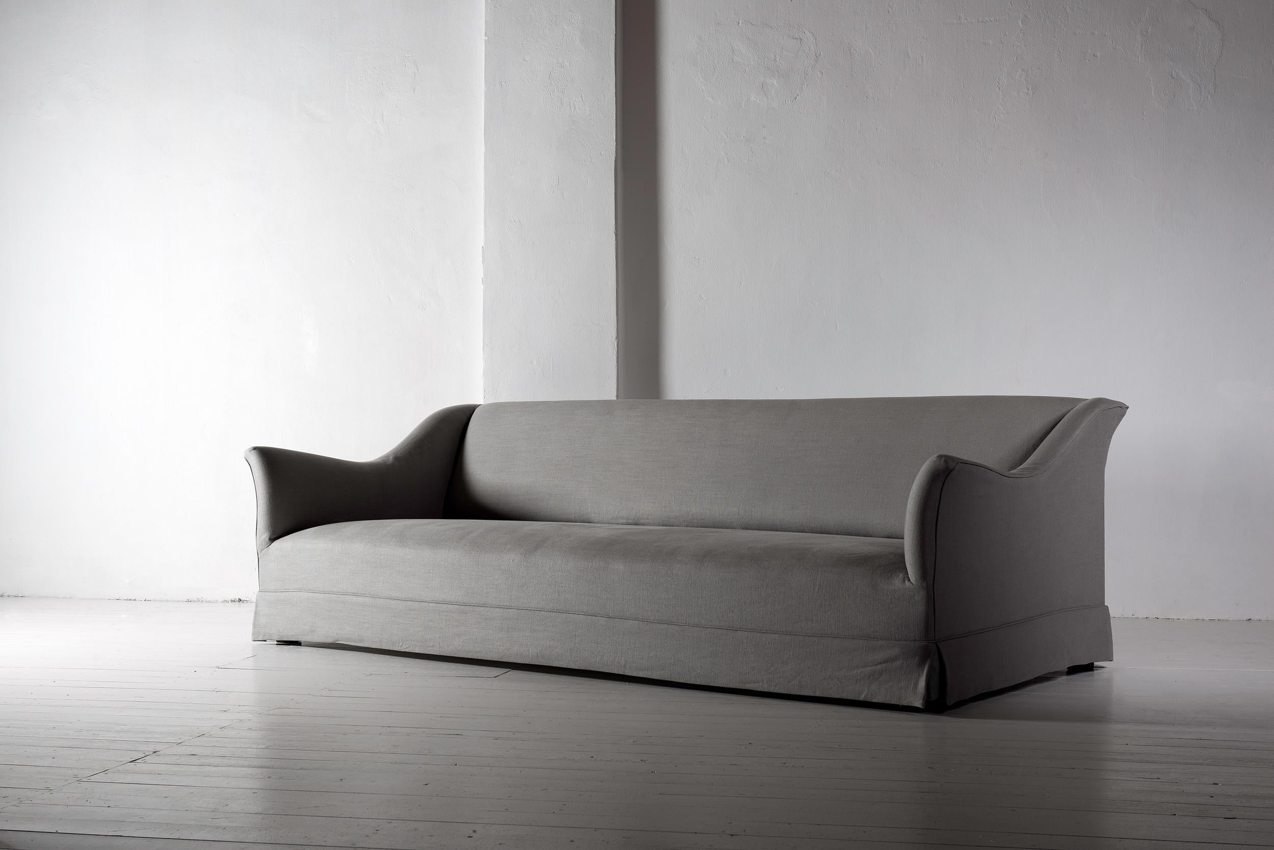 https://a.1stdibscdn.com/bespoke-handmade-belgian-linen-sofa-for-sale-picture-4/f_25473/f_124001811539967897073/Jesteburg_19_Okt18_030_bear2500_master.jpg