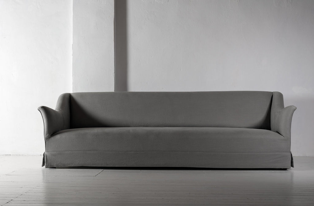 https://a.1stdibscdn.com/bespoke-handmade-belgian-linen-sofa-for-sale-picture-6/f_25473/f_124001811539967919282/Jesteburg_19_Okt18_032_bearAus2500_master.jpg