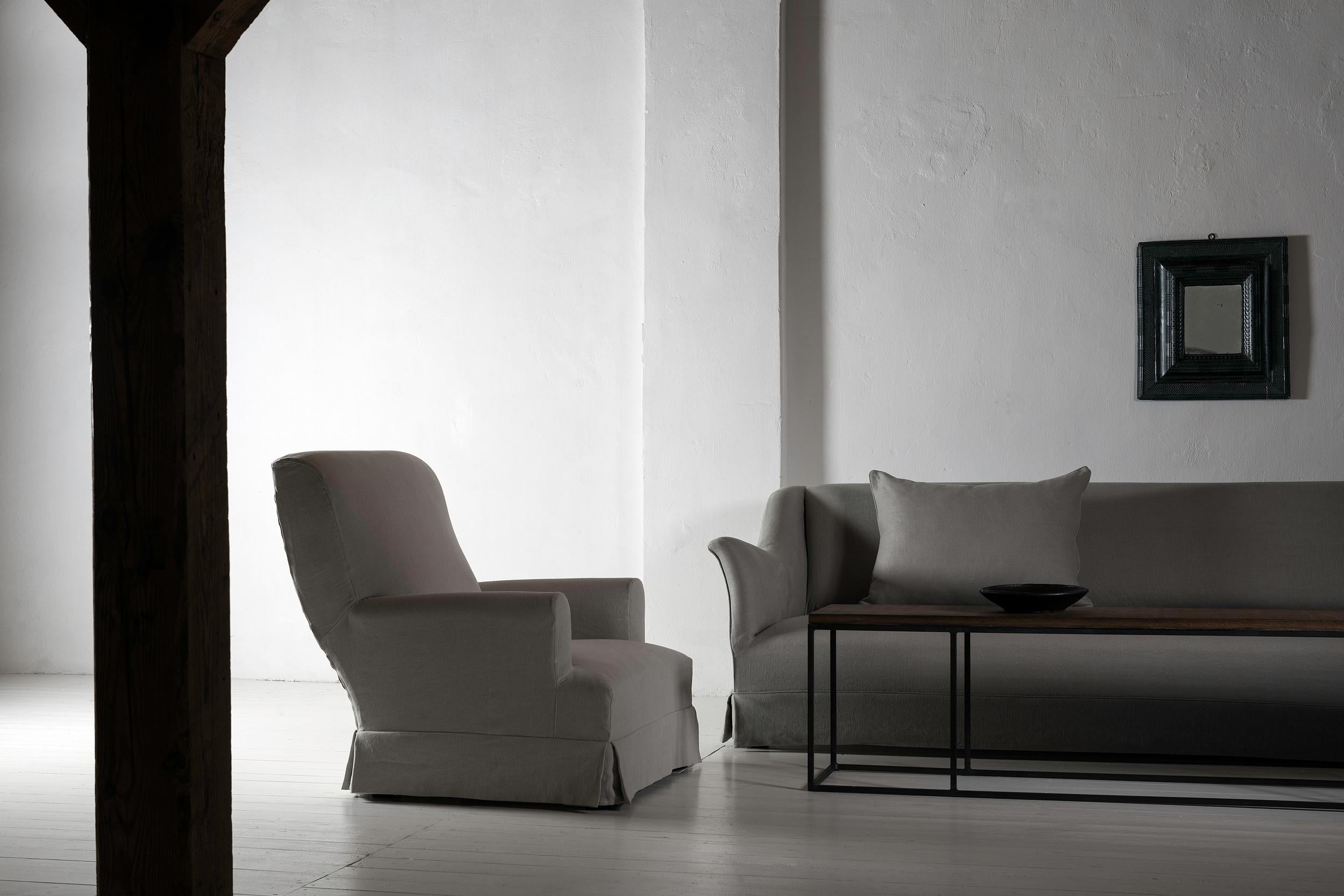 https://a.1stdibscdn.com/bespoke-handmade-belgian-linen-sofa-for-sale-picture-3/f_25473/f_124001811539967885844/Jesteburg_19_Okt18_043_bearM2500_master.jpg
