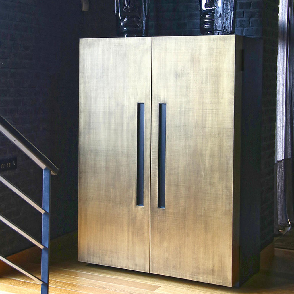 https://a.1stdibscdn.com/luxury-drinks-cabinet-in-brushed-brass-and-large-storage-for-wine-for-sale-picture-6/f_55202/1617010320238/Jewelry_console_Mona_6_master.jpg