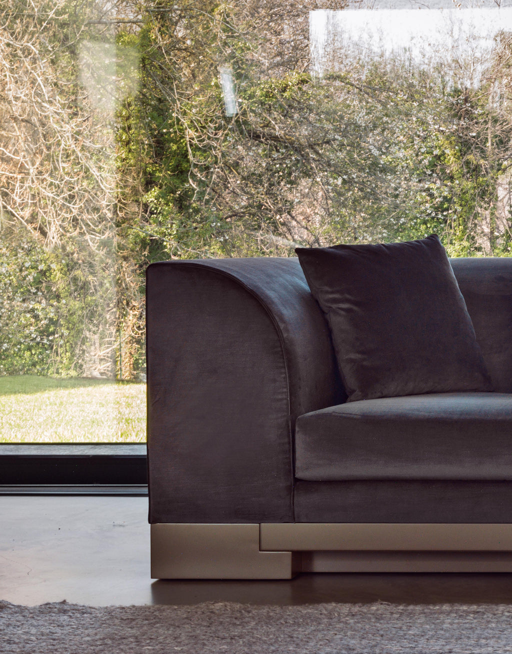 https://a.1stdibscdn.com/byron-5012-sofa-by-redeco-for-sale-picture-3/f_12192/f_428143121734531760232/Job_2841_DETTAGLIO_master.jpg