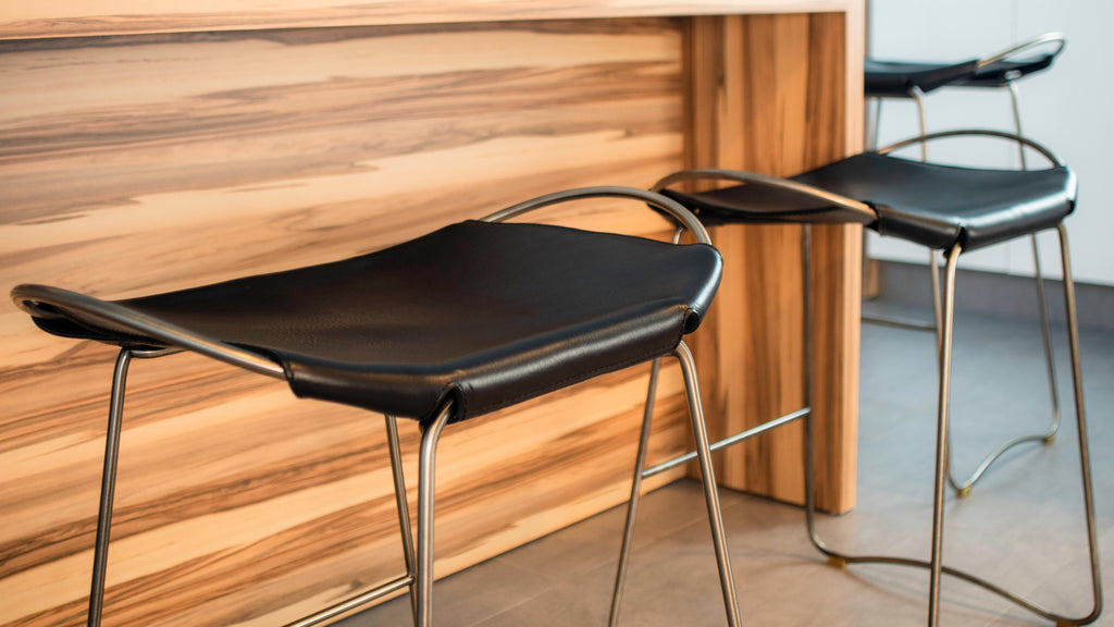https://a.1stdibscdn.com/set-of-4-kitchen-counter-stool-brass-steel-black-saddle-contemporary-style-for-sale-picture-10/f_40561/f_278788421647858667833/JoverValls_Casa_Cocentaina_2020_126_master.jpg
