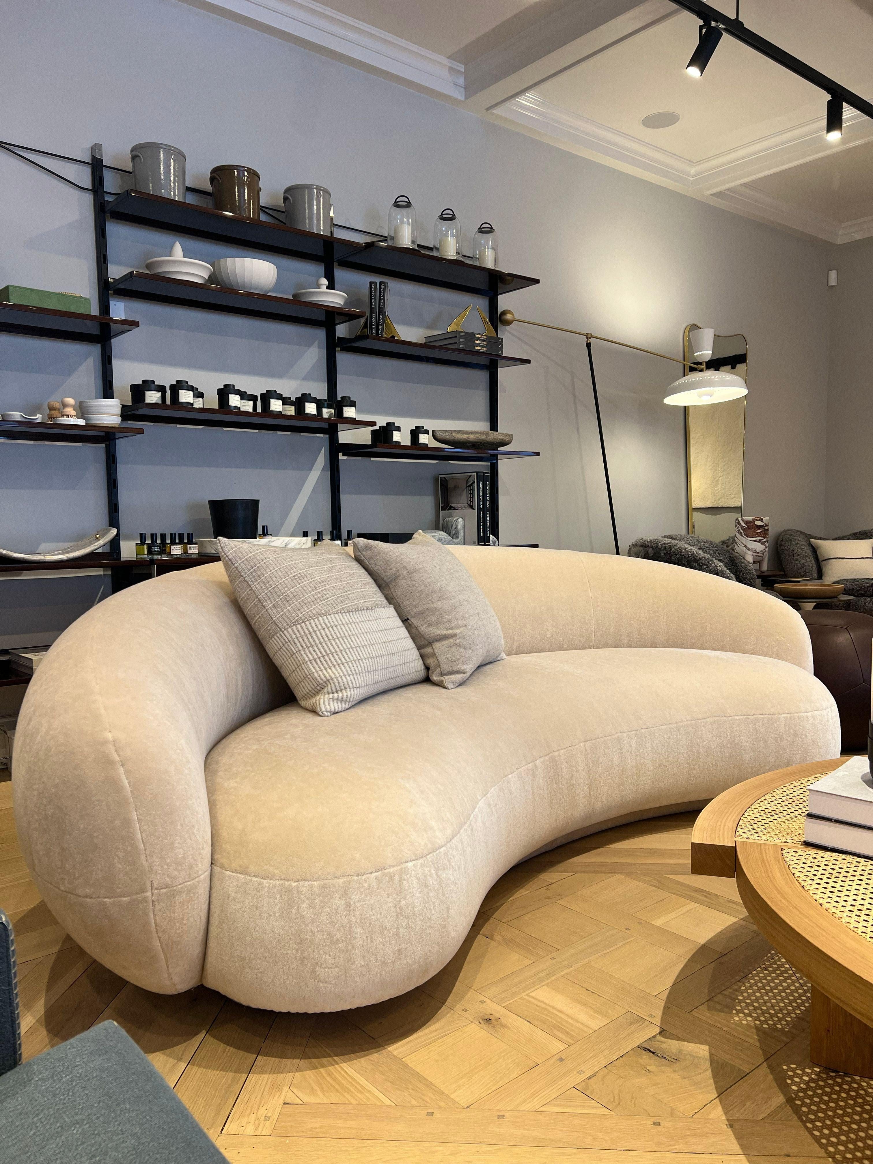 https://a.1stdibscdn.com/julep-sofa-in-teddy-mohair-sable-by-tacchini-for-sale-picture-3/f_9409/f_310262821692104483673/JulepSofainTeddyMohairSablebyTacchini_master.jpg