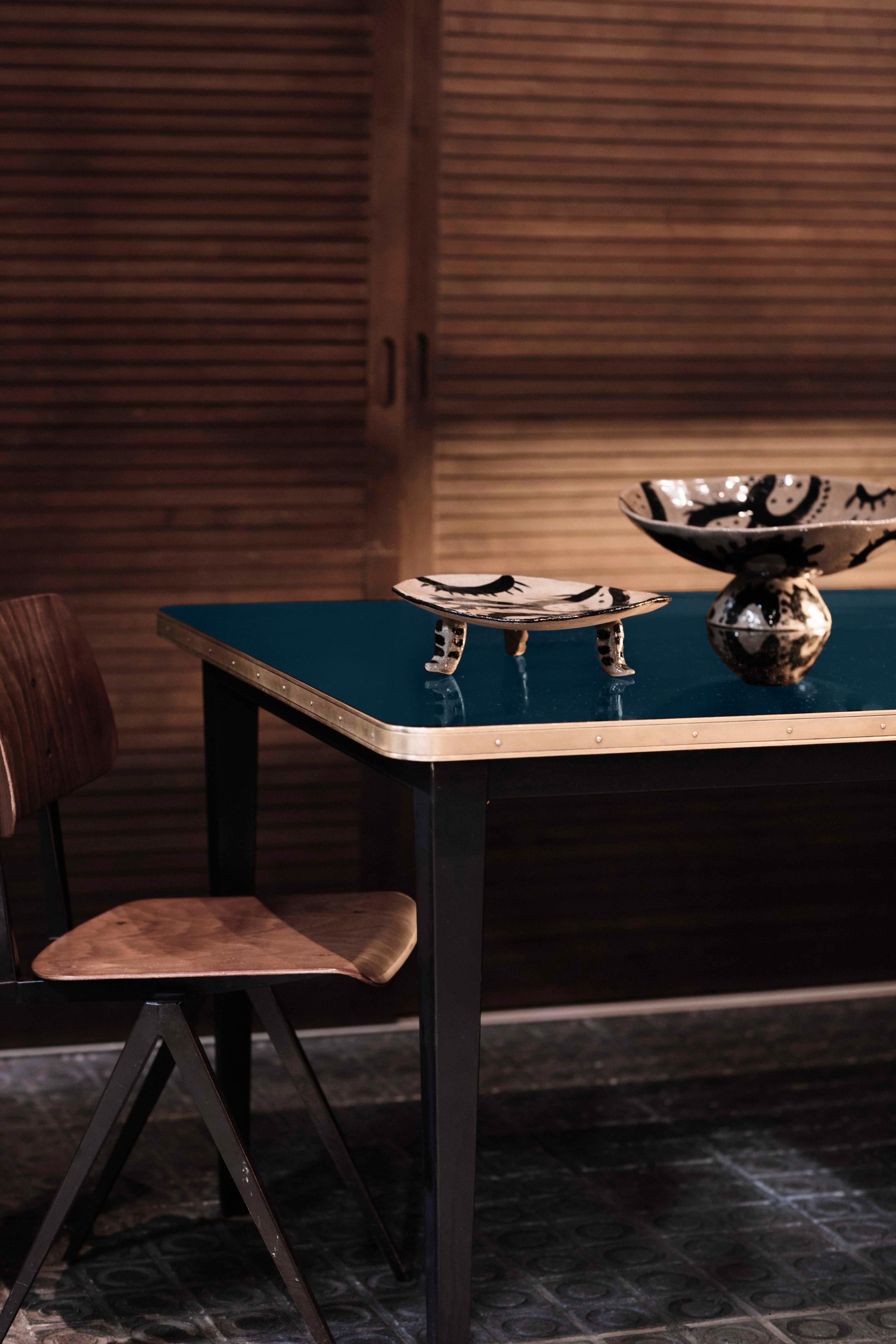 https://a.1stdibscdn.com/squared-table-high-gloss-top-brass-tape-framed-black-conic-legs-brass-end-small-for-sale-picture-9/f_40561/f_338116321681539158826/Julieta_Night_Sea__master.JPG