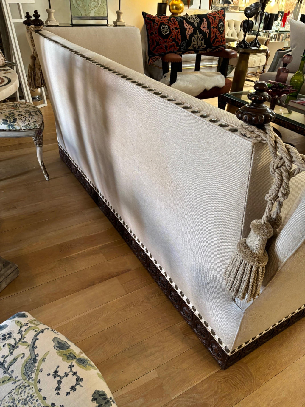 https://a.1stdibscdn.com/made-to-order-classic-drop-arm-knole-sofa-with-carved-solid-walnut-base-for-sale-picture-12/f_8812/f_394028721737664987326/KNOLE_SOFA_16_master.jpg