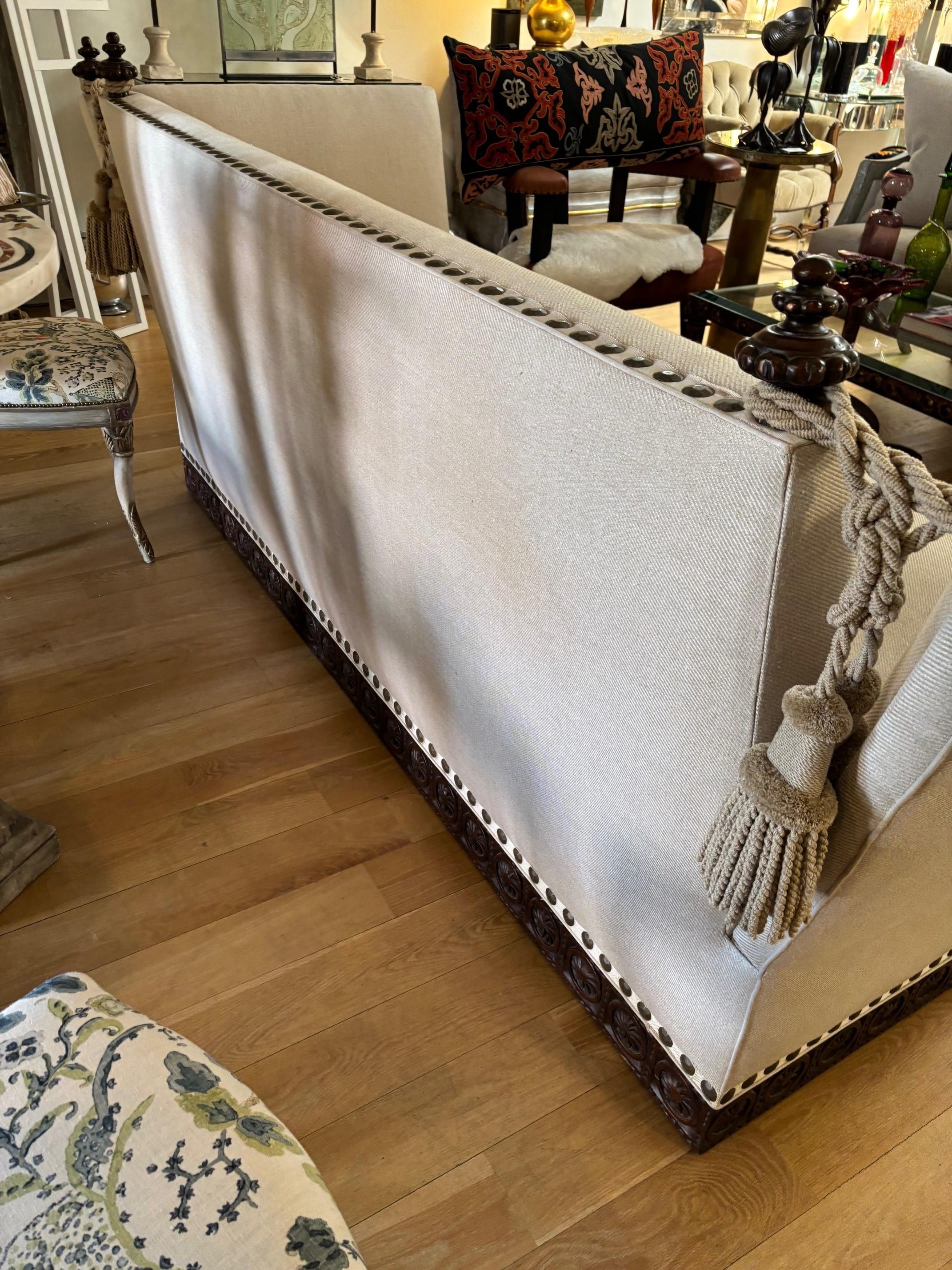 https://a.1stdibscdn.com/made-to-order-classic-drop-arm-knole-sofa-with-carved-solid-walnut-base-for-sale-picture-12/f_8812/f_394028721737664987326/KNOLE_SOFA_16_master.jpg
