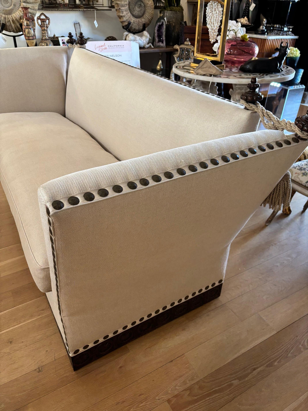https://a.1stdibscdn.com/made-to-order-classic-drop-arm-knole-sofa-with-carved-solid-walnut-base-for-sale-picture-13/f_8812/f_394028721737669575496/KNOLE_SOFA_20_master.jpg