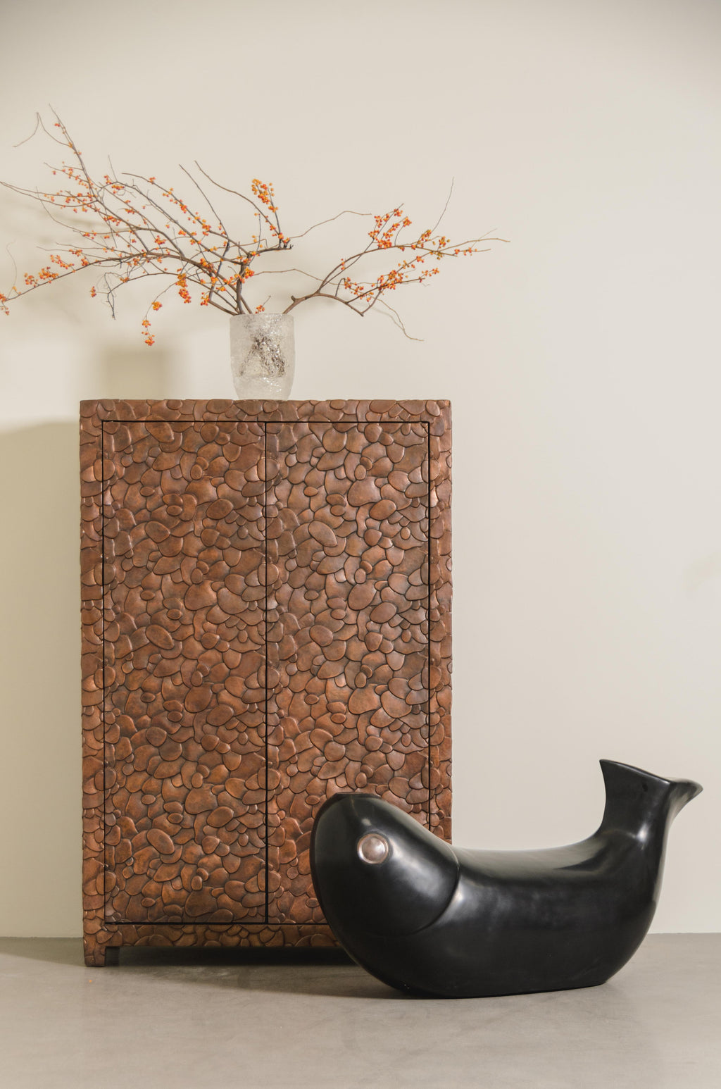 https://a.1stdibscdn.com/contemporary-black-lacquer-fish-seat-w-copper-eye-by-robert-kuo-for-sale-picture-2/f_17792/f_370400721699654920314/KUO_1568_1_master.jpg