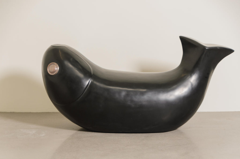 https://a.1stdibscdn.com/contemporary-black-lacquer-fish-seat-w-copper-eye-by-robert-kuo-for-sale-picture-3/f_17792/f_370400721699654843205/KUO_1576_5_master.jpg