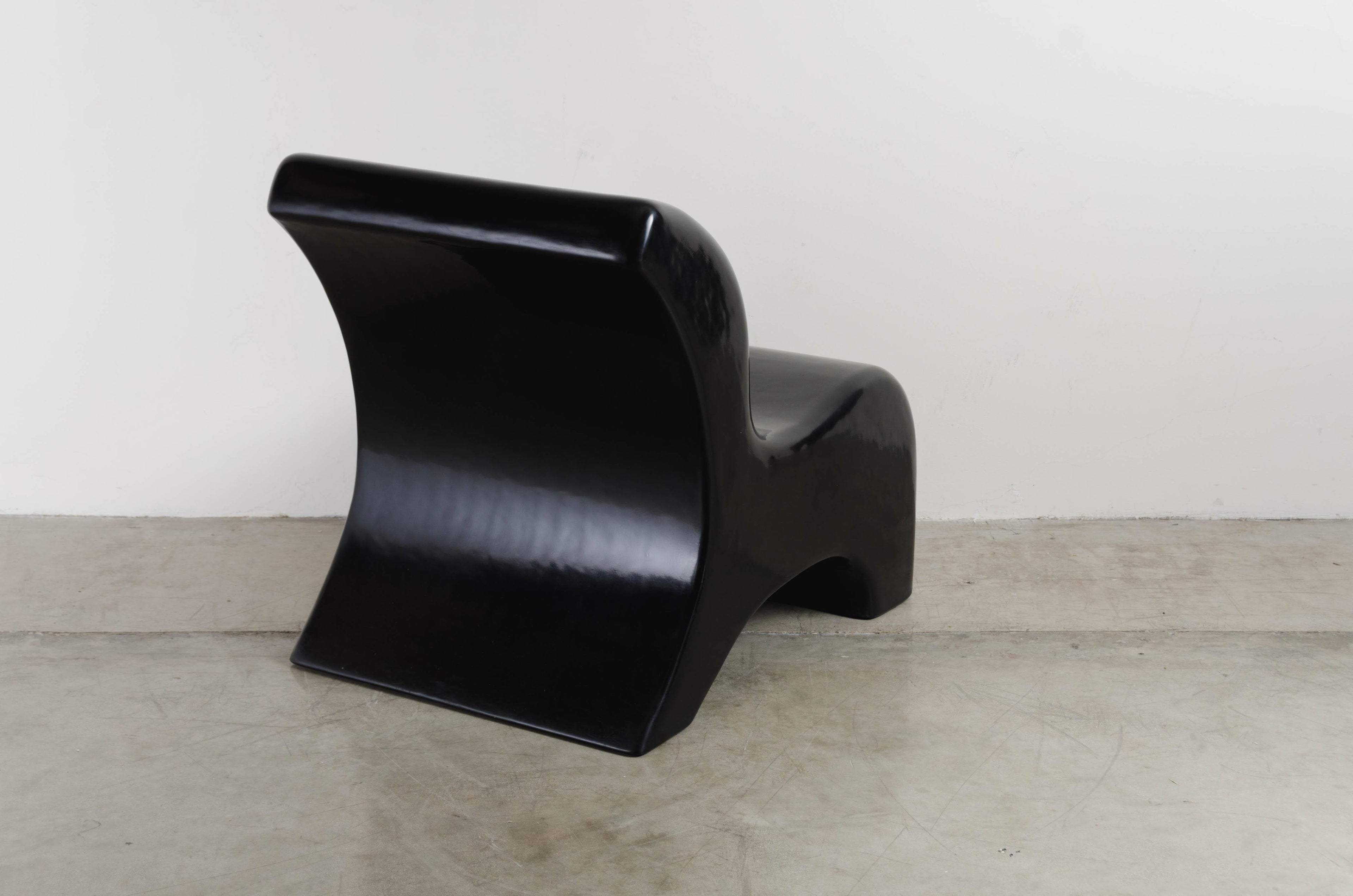 https://a.1stdibscdn.com/chair-black-lacquer-by-robert-kuo-hand-made-limited-edition-for-sale-picture-5/f_17792/1582144796372/KUO_2089_73_master.jpg